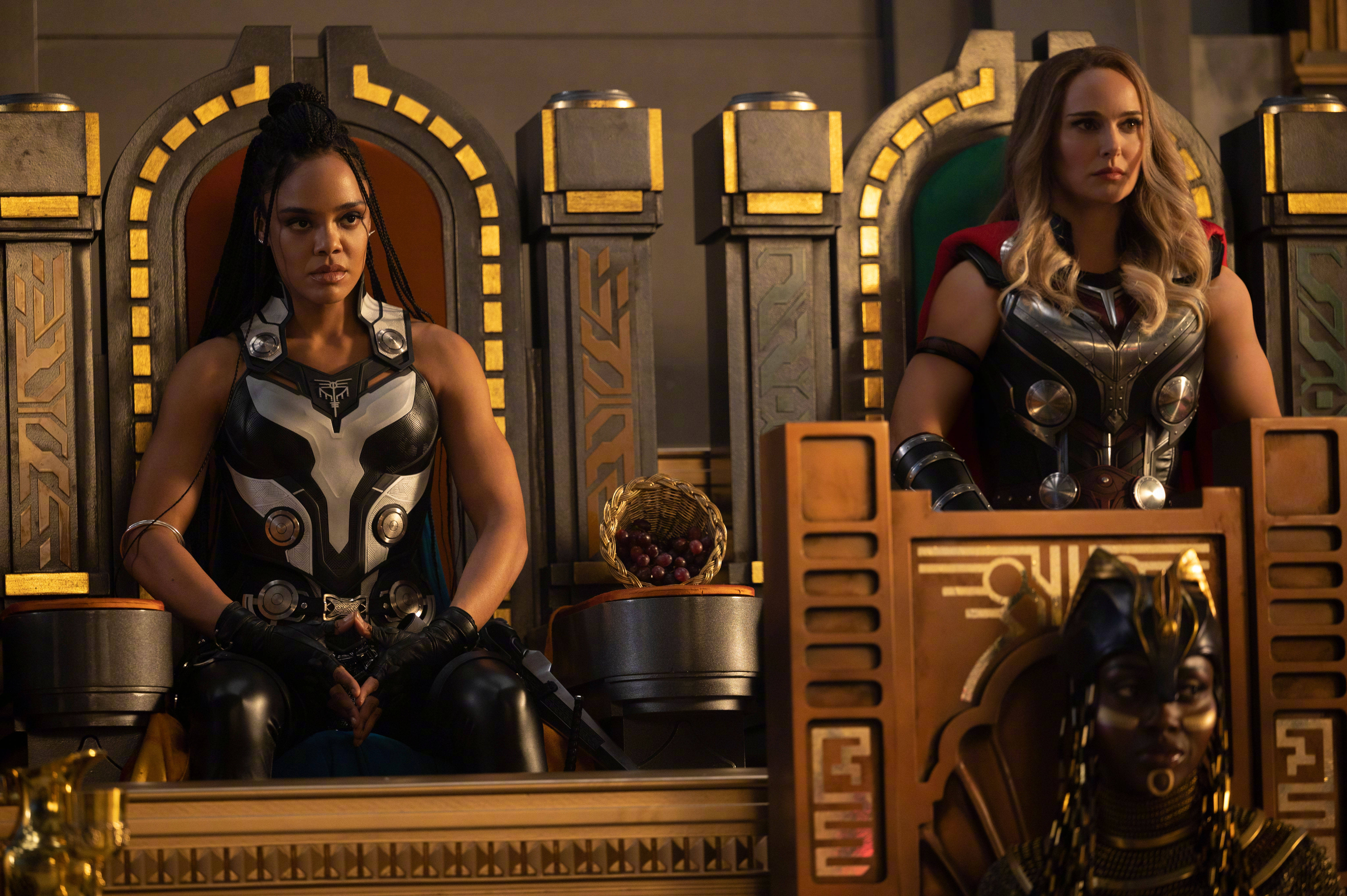Jane Foster și Valkyrie se pregătesc de acțiune în Thor: Love and Thunder Fundal