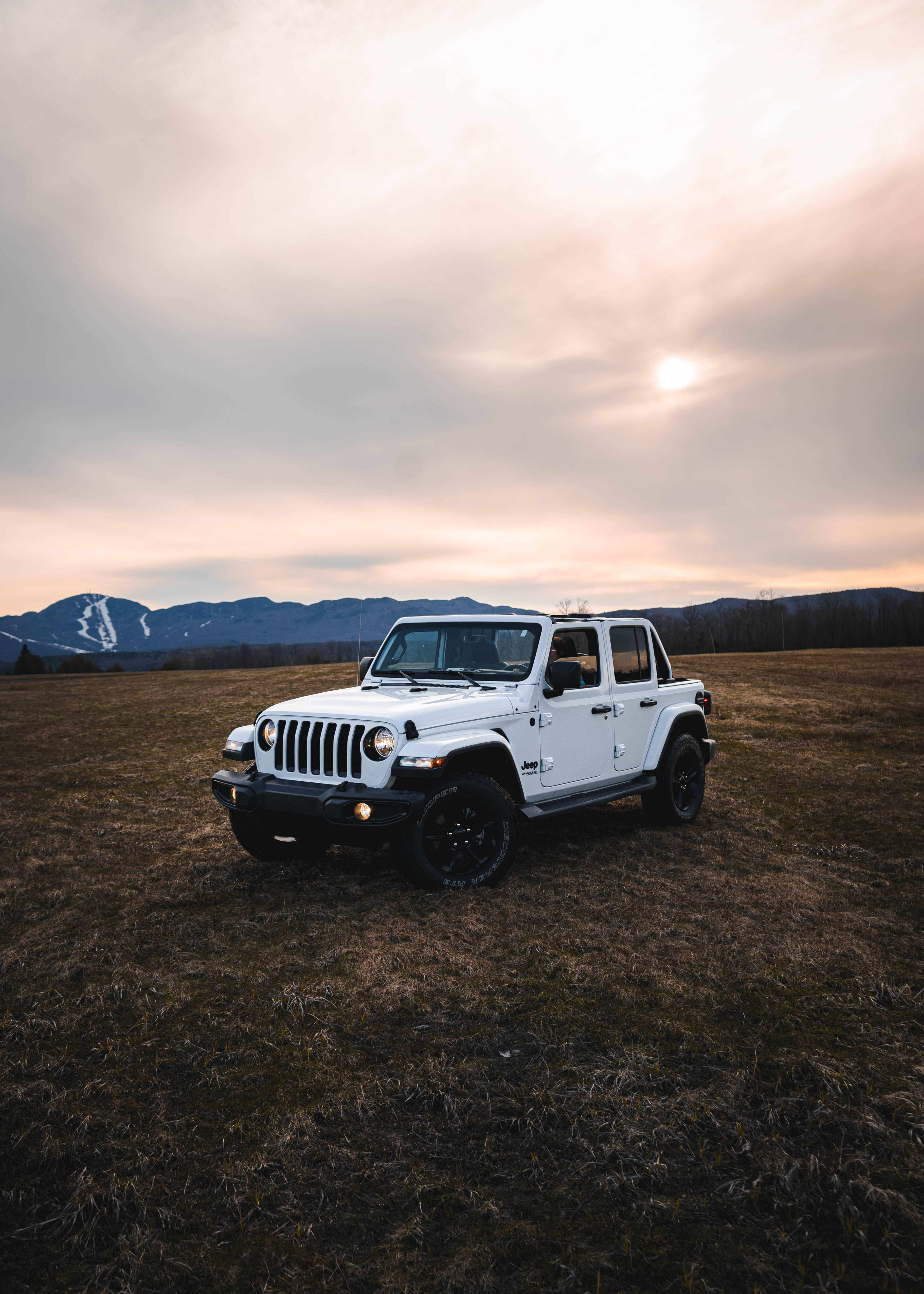 Jeep Wrangler Alb Curat Fundal