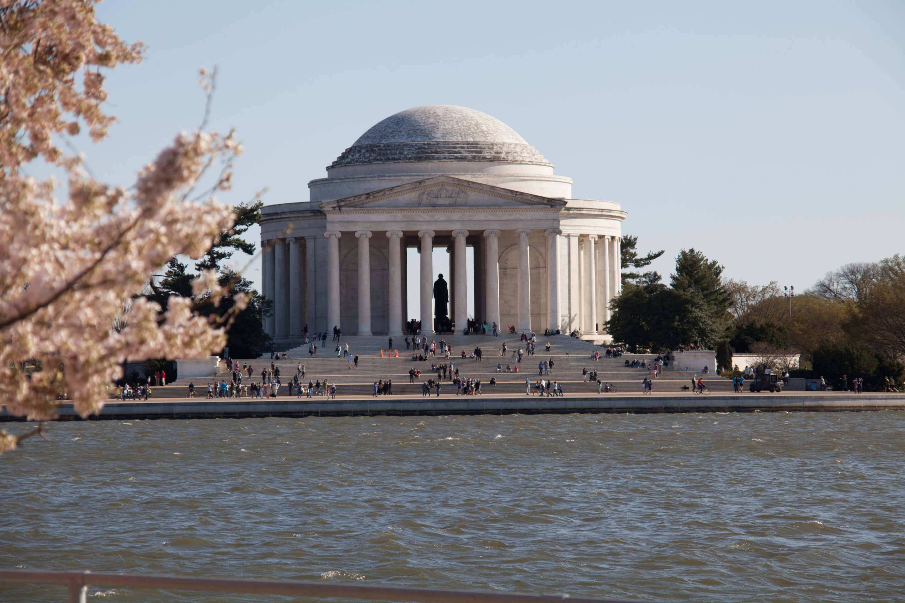 Jefferson Memorial Într-o Zi Aglomerată Fundal
