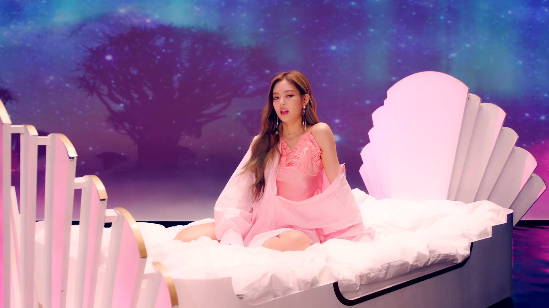 Jennie de la grupul K-pop Blackpink în videoclipul As If It's Your Last Fundal