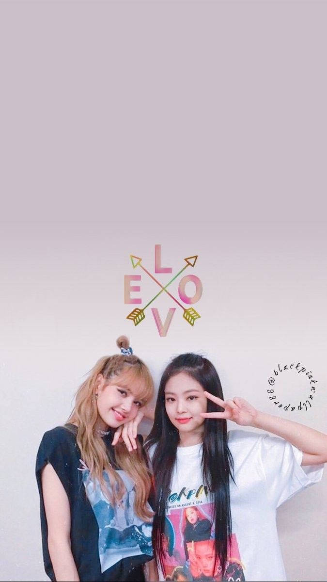 Jennie și Lisa de la trupa K-Pop Blackpink arată fabulos în ținute asortate Fundal