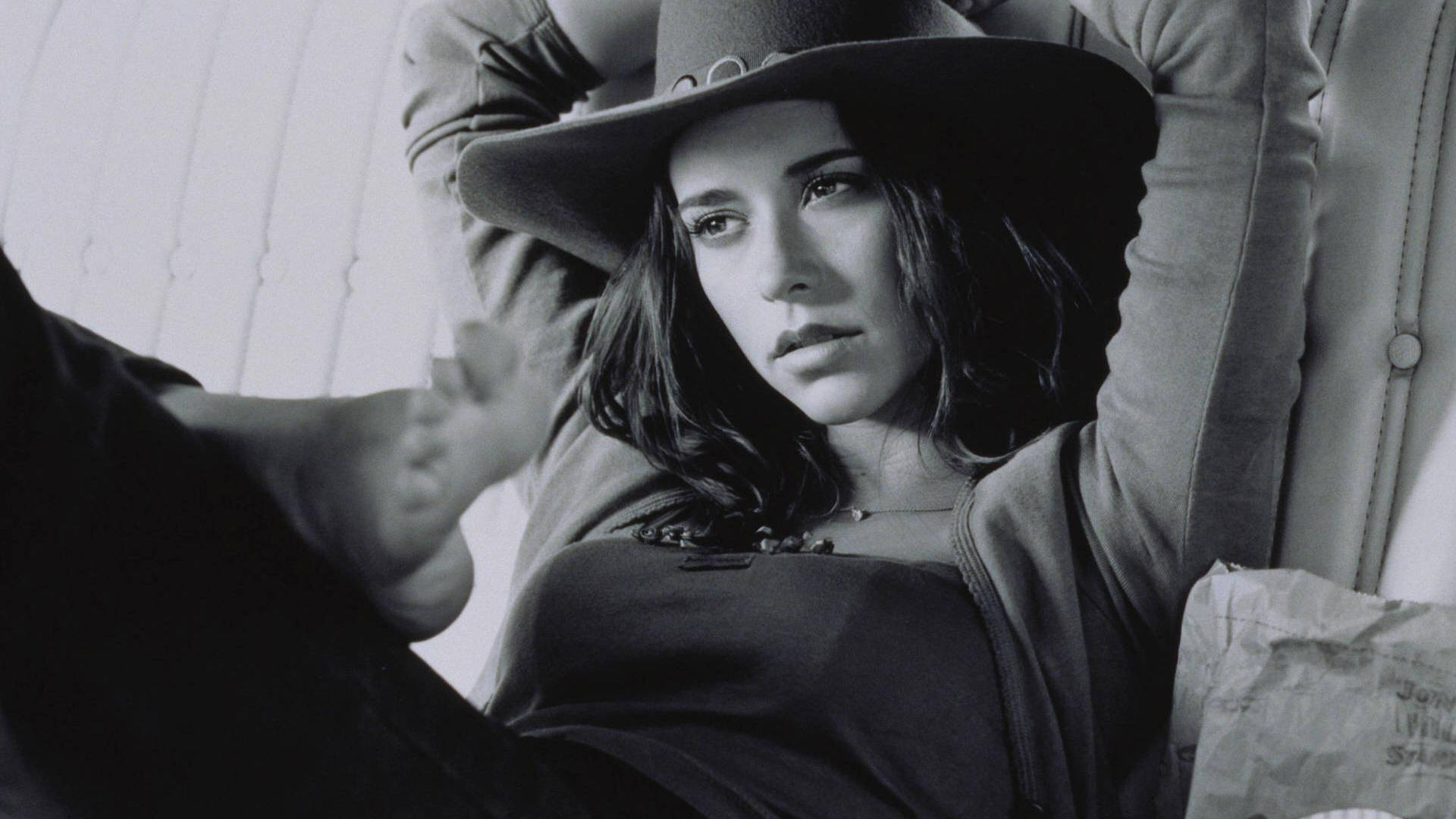 Jennifer Love Hewitt în Alb-Negru Fundal