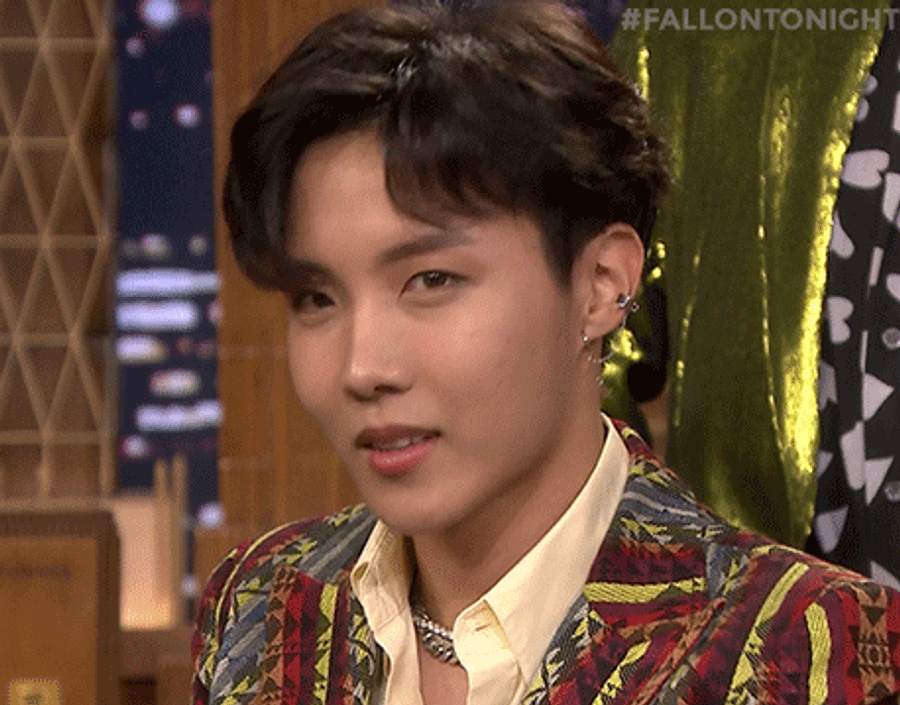 JHope de la BTS radiază farmec în ținută casual Fundal
