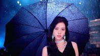 Wallpaper din videoclipul DDU-DU DDU-DU cu Jisoo de la Blackpink și o umbrelă albastru închis — Blackpink Fundal