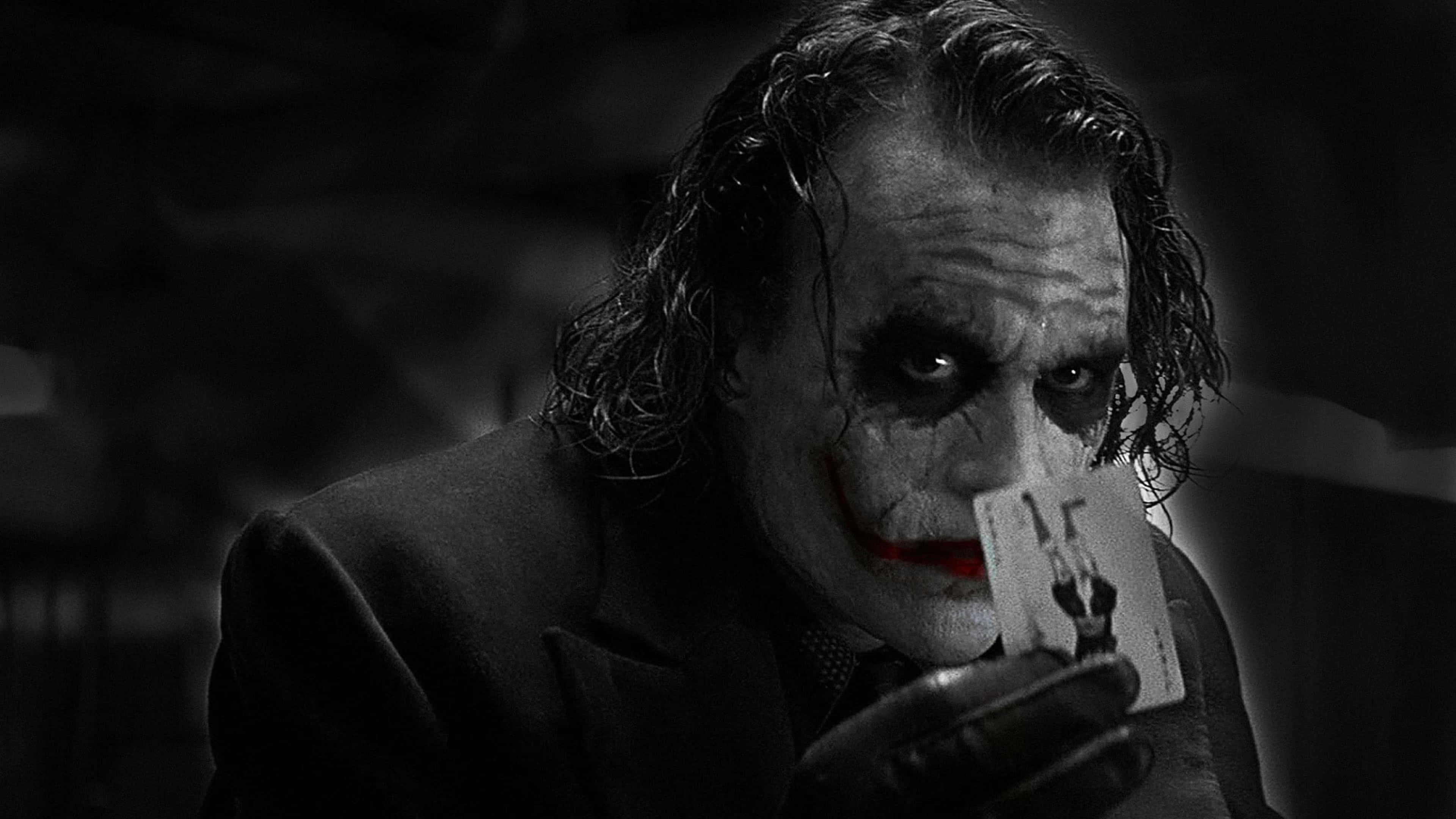 Jokerul Cavalerului Negru în 4K Ultra HD Afiș Alb-Negru Fundal
