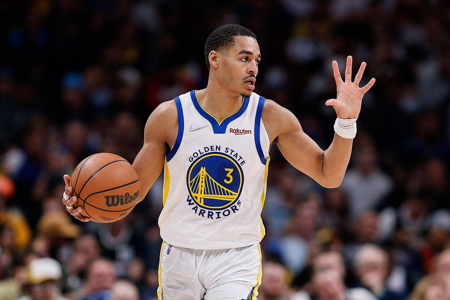 Jordan Poole cu mâinile sus Fundal