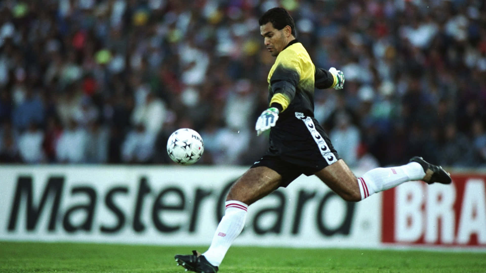 Jose Luis Chilavert, portarul echipei de fotbal a Paraguayului, lovind o minge Fundal