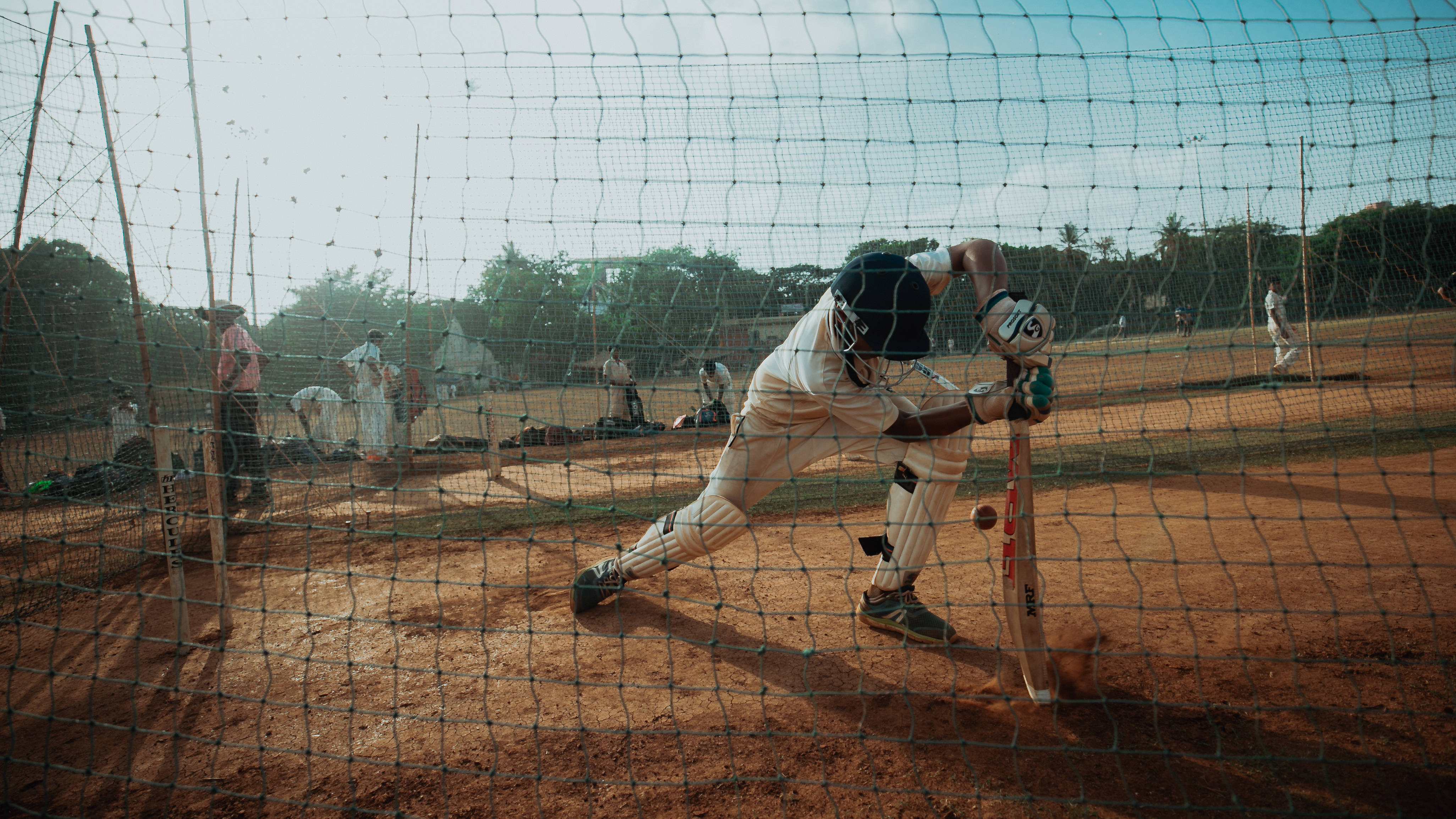 Jucător de cricket în poziție de lovitură Fundal