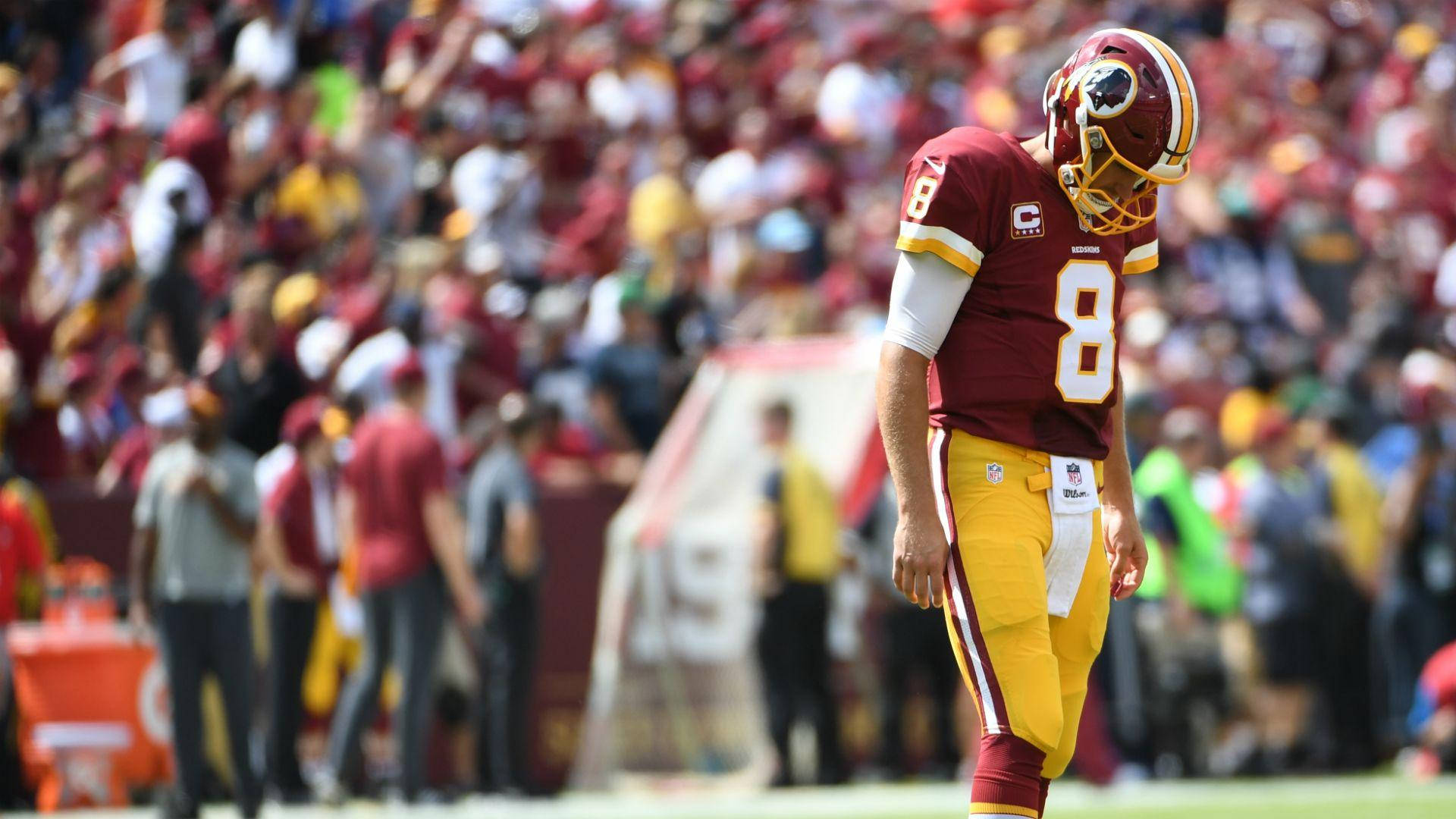 Jucător de fotbal Kirk Cousins privind în jos Fundal