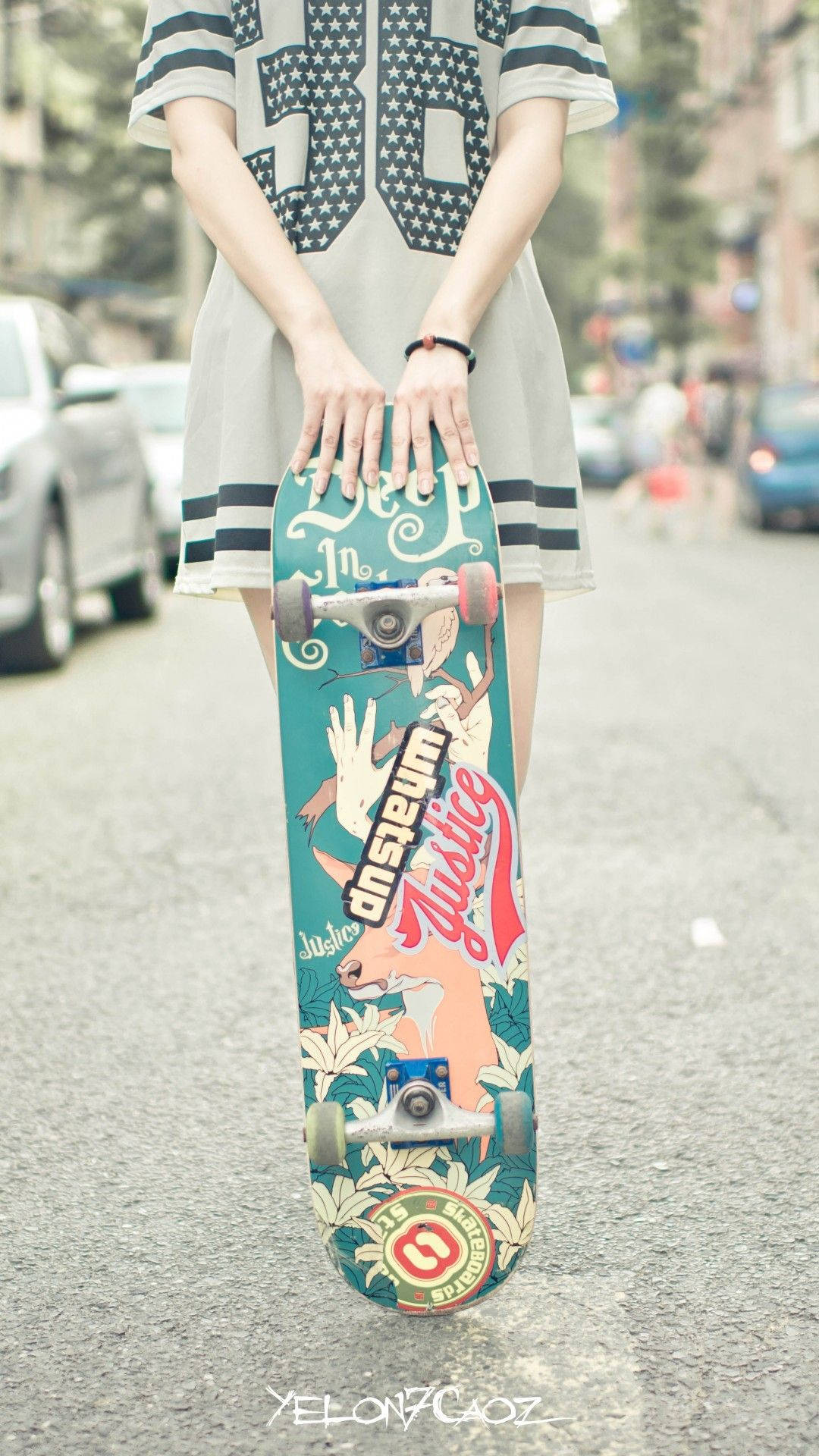 Jumătatea Inferioară a Unei Fete cu Skateboard iPhone Fundal