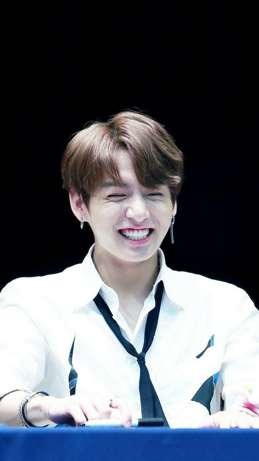 Jungkook drăguț de la BTS zâmbind la întâlnirea cu fanii Fundal