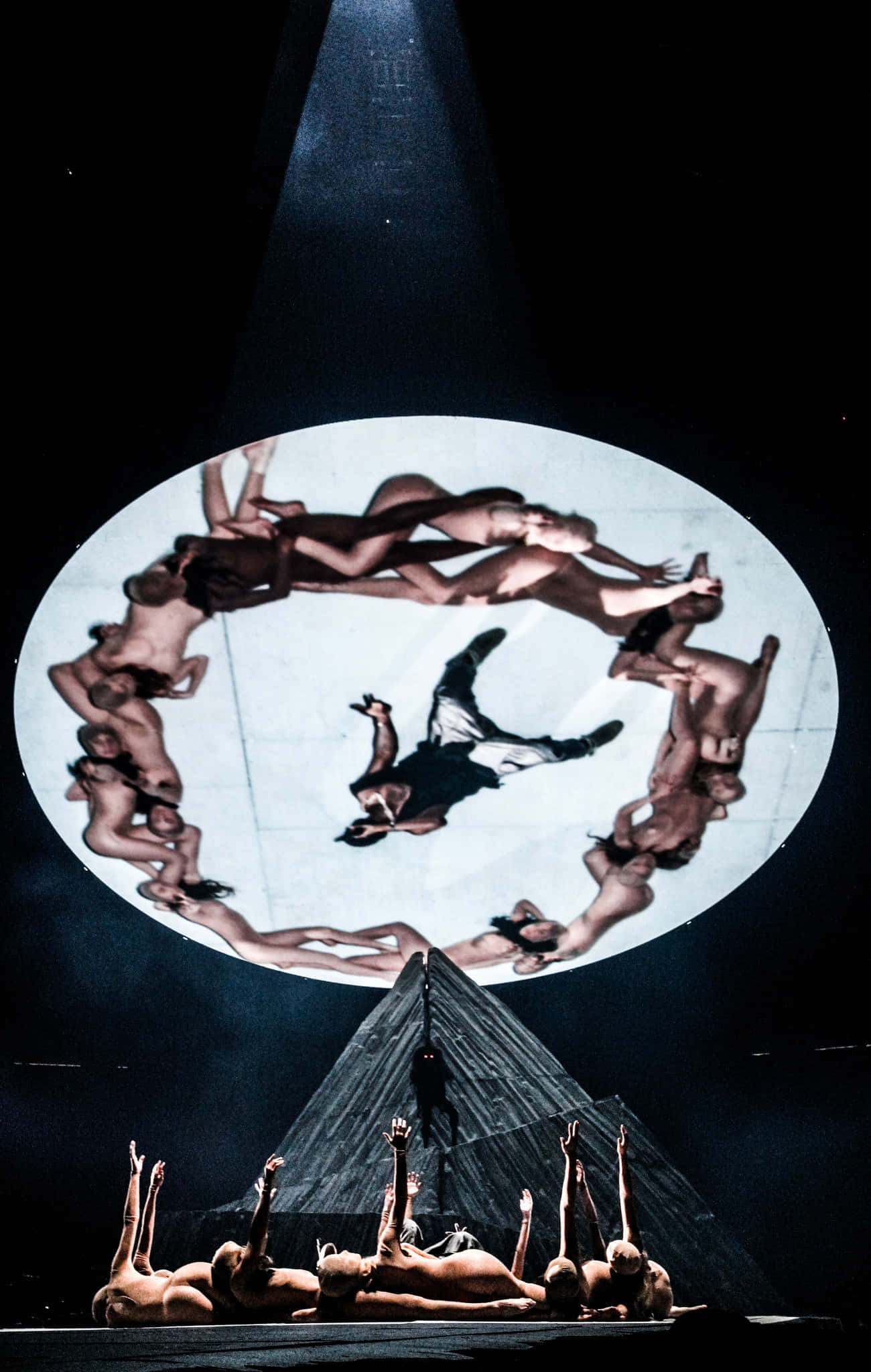 Kanye West Își Arată Stilul Unic în Turneul Yeezus Fundal