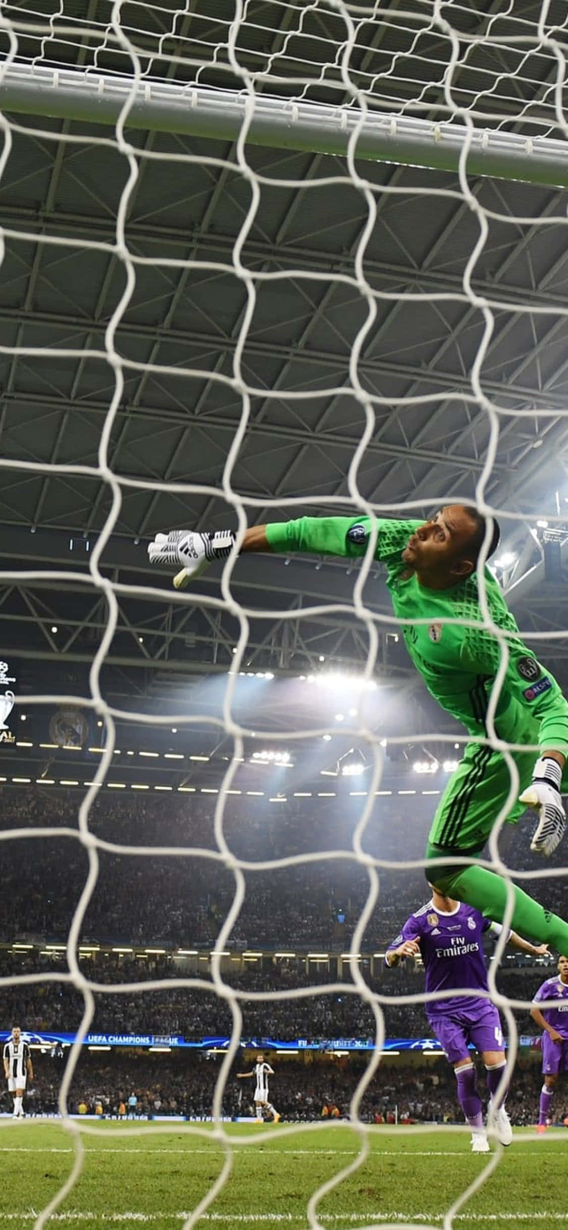 Keylor Navas în acțiune pe teren Fundal