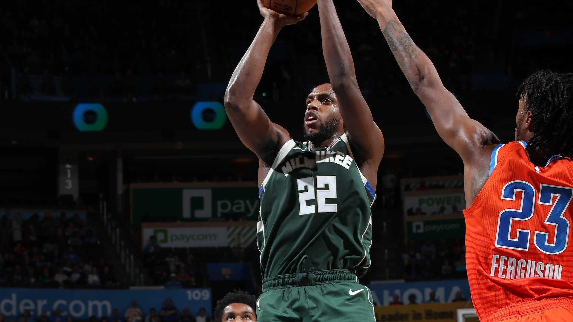 Khris Middleton în Poziție de Aruncare Fundal