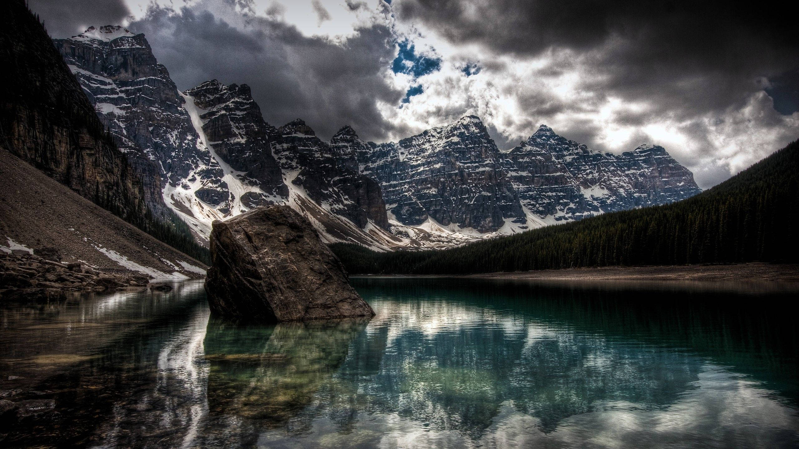 Lacul Moraine întunecat Fundal