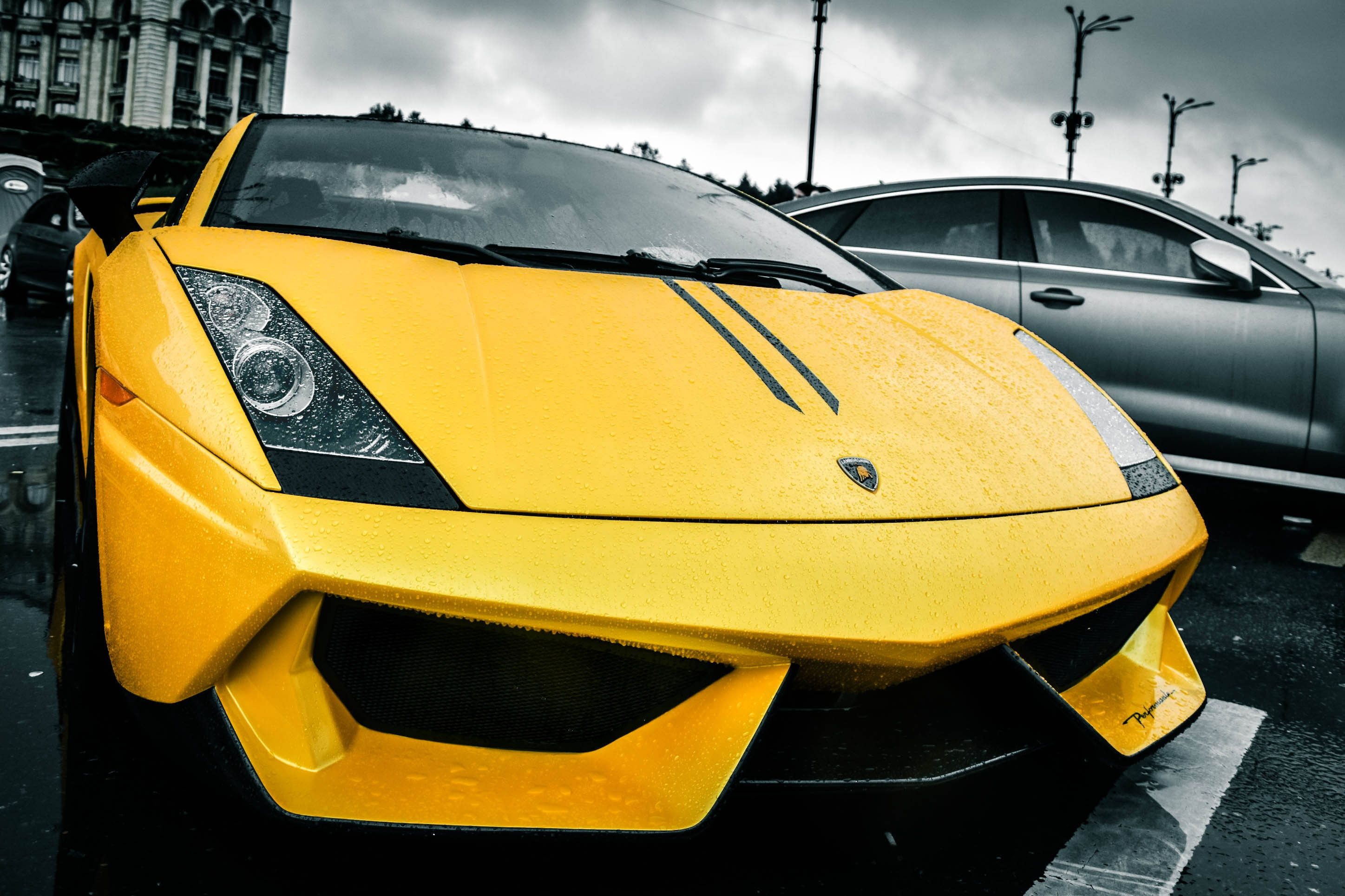 Lamborghini Gallardo galbenă izbitoare într-o zi ploioasă Fundal