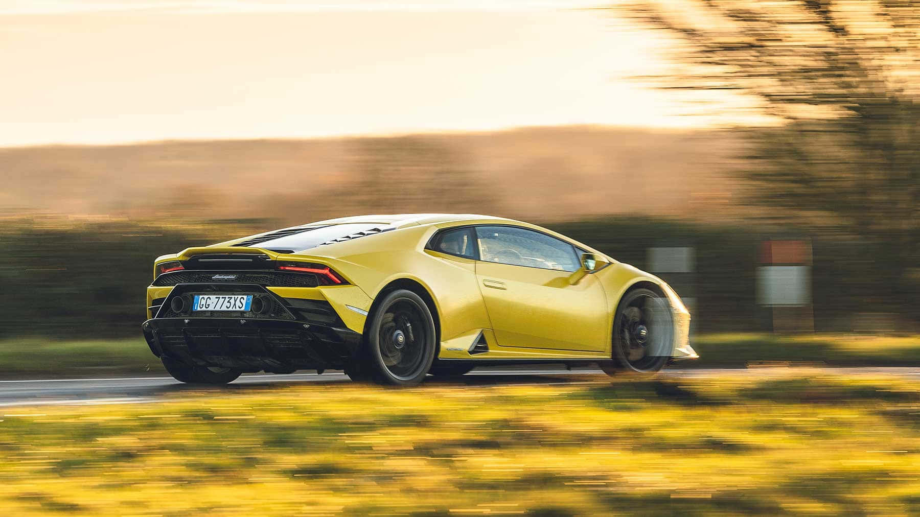 Lamborghini Huracan pe un drum de tara Fundal