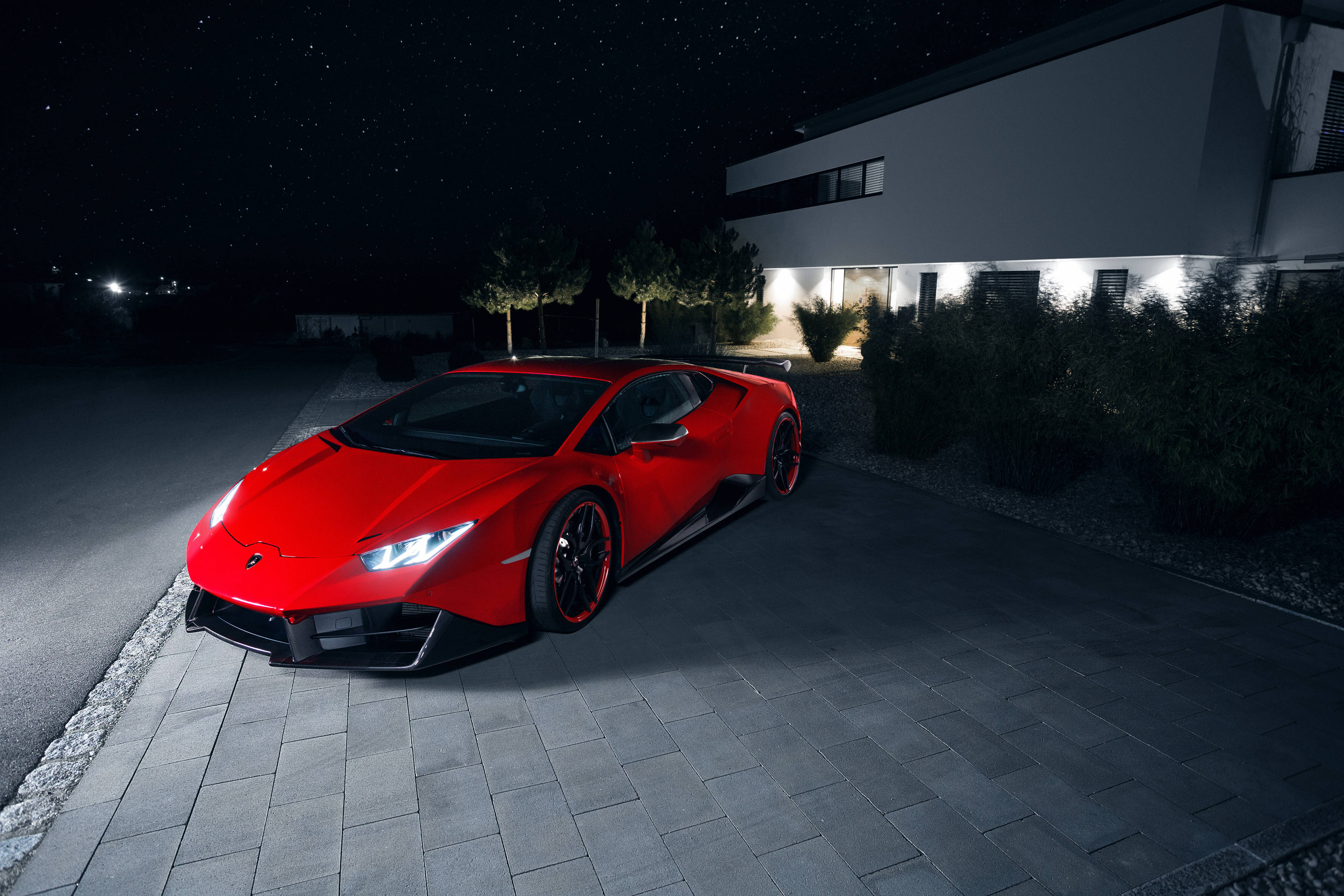 Lamborghini Huracan roșie noaptea Fundal