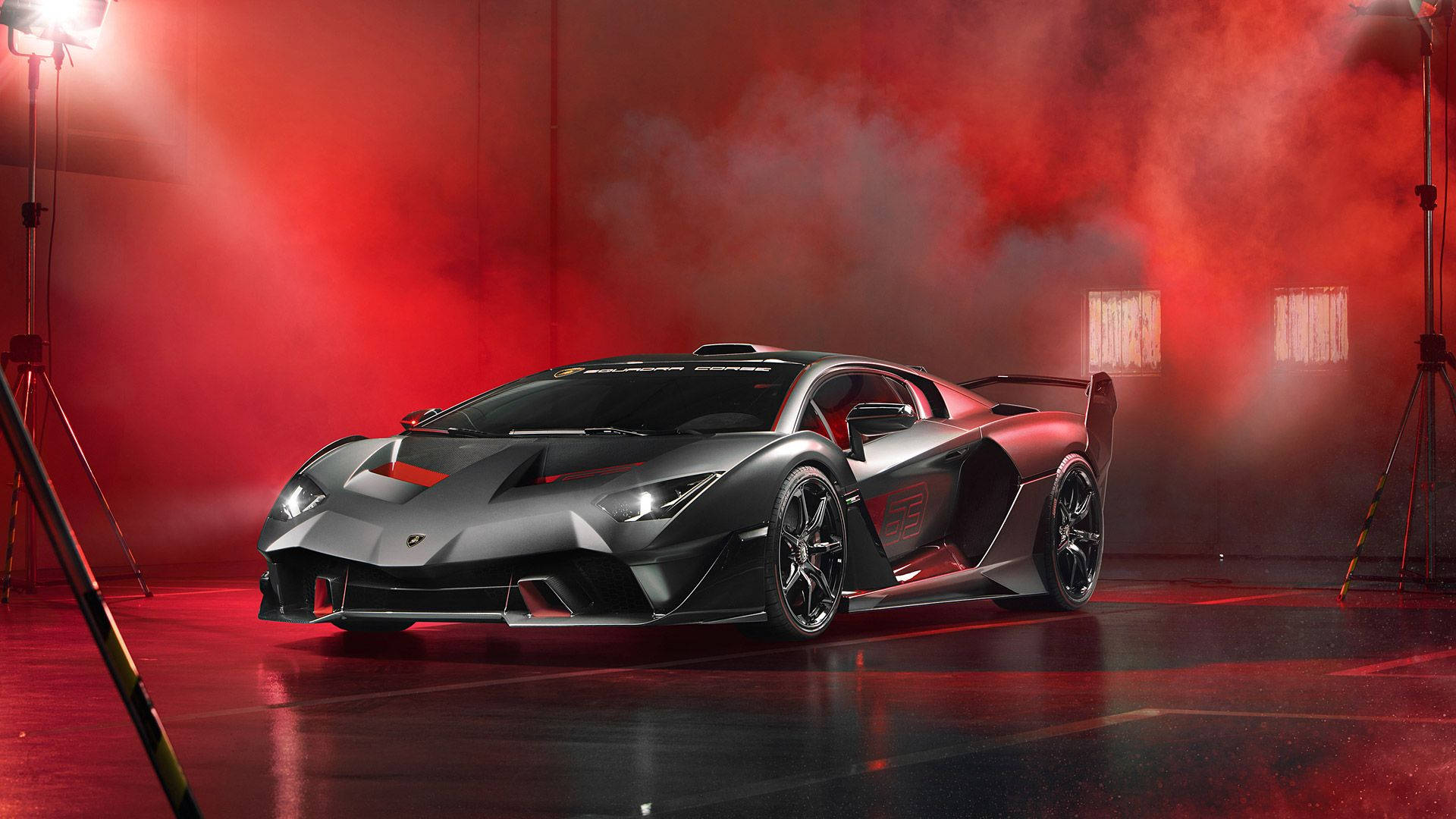 Lamborghini Negru cu Fum Roșu Fundal