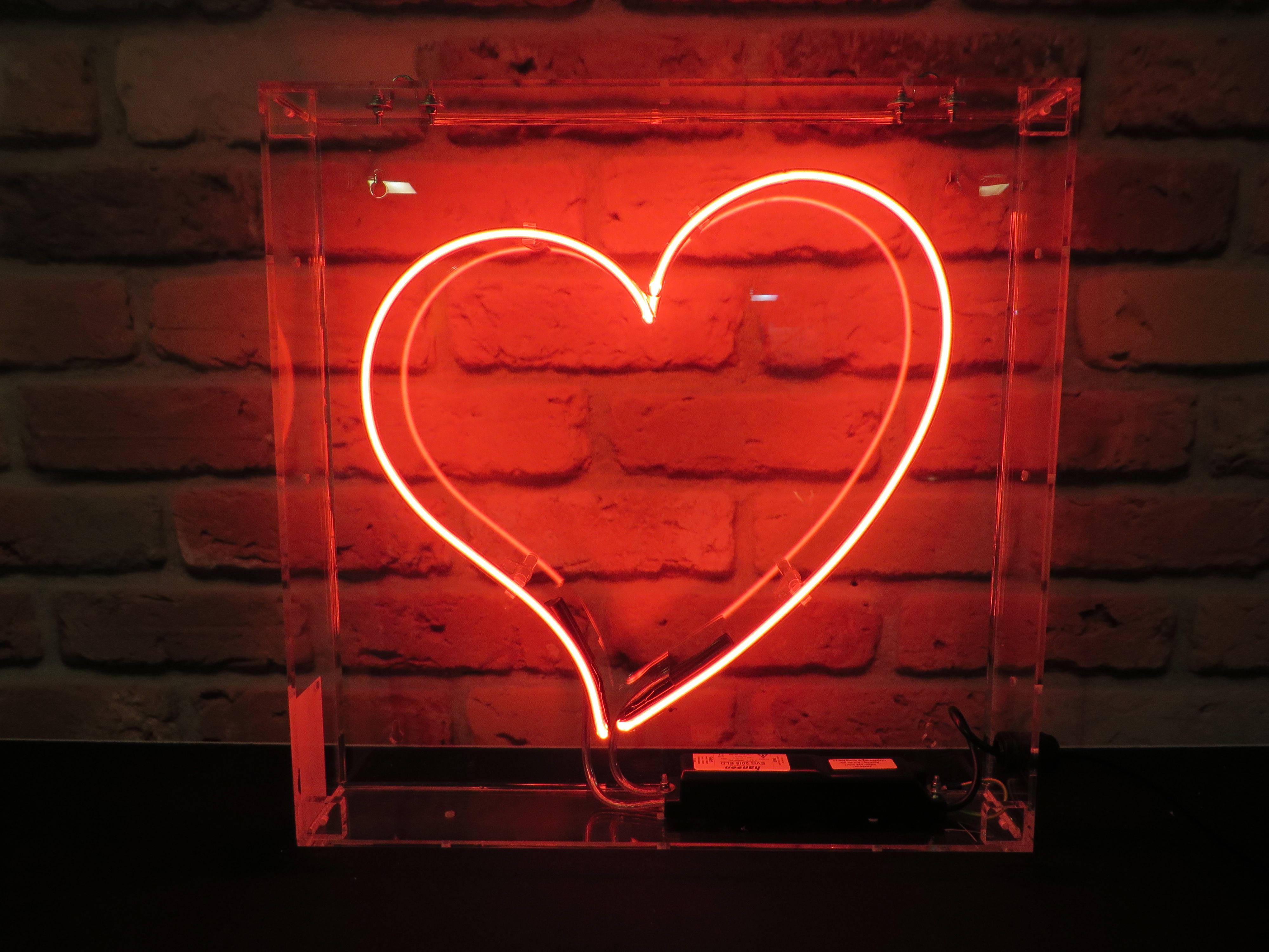 Lampă inimă neon roșu estetic Fundal