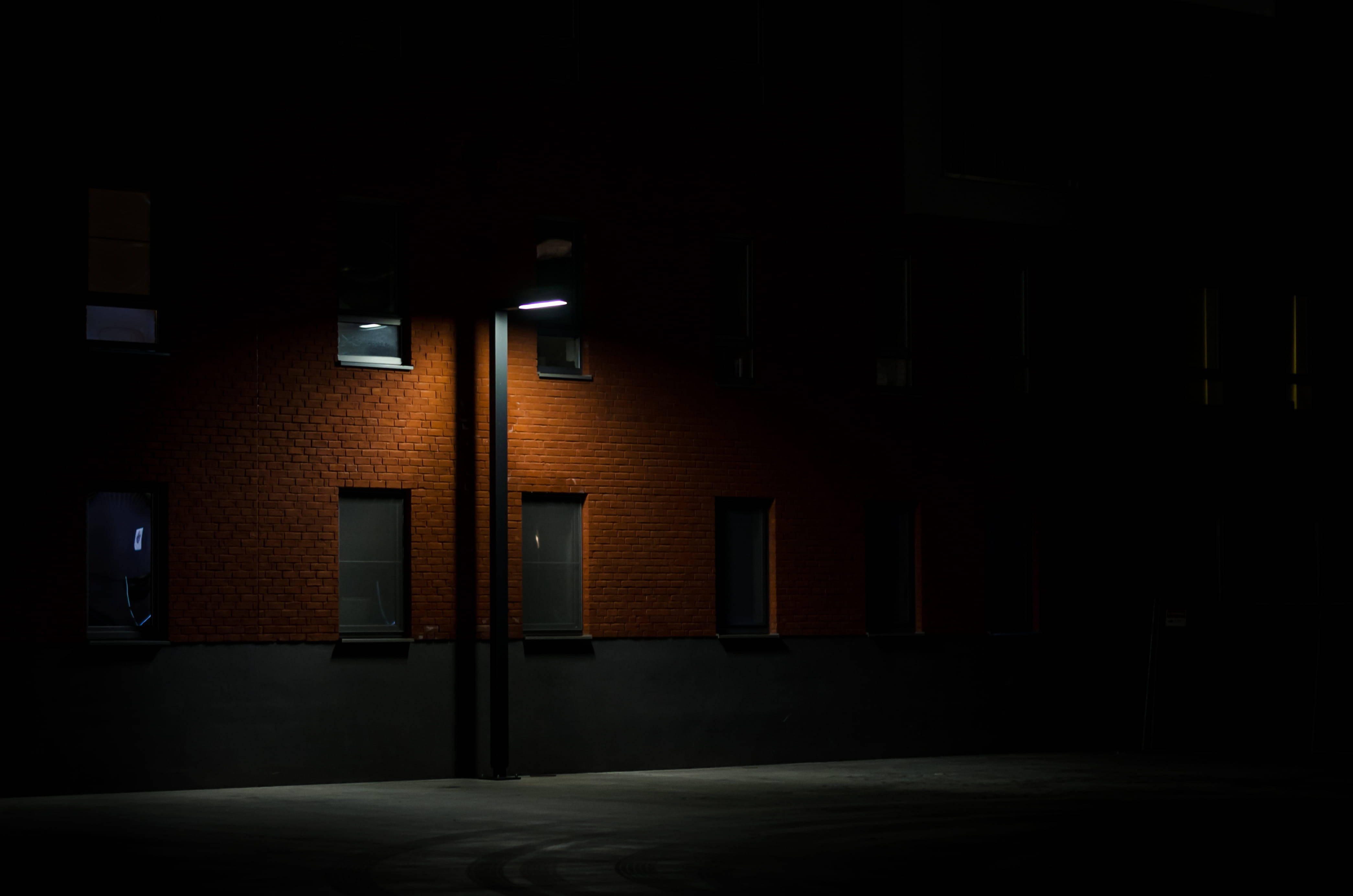 Lampadă stradală modernă întuneric 4K Fundal
