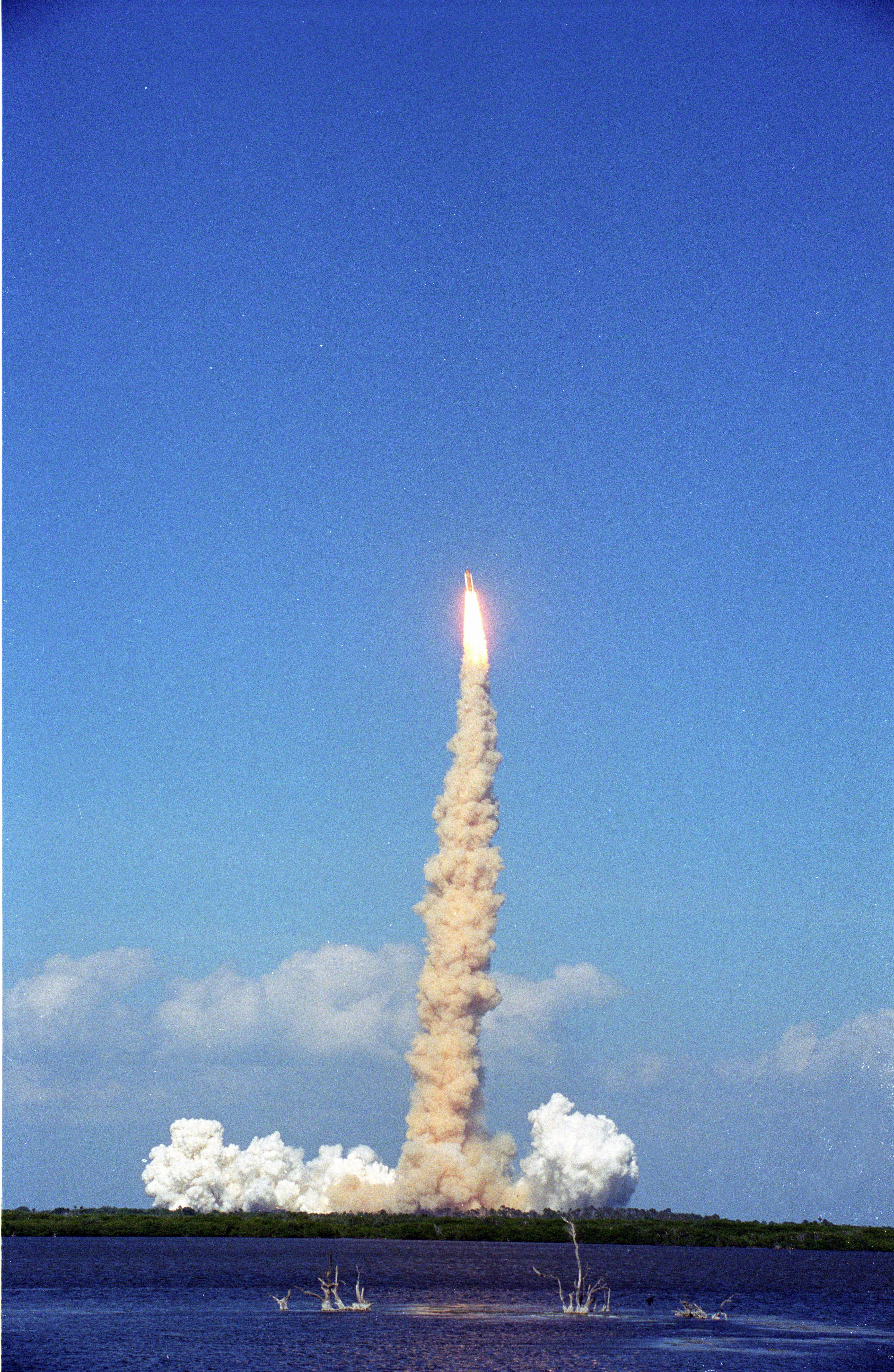 Lansarea majestuoasă a Ares I-X la Kennedy Space Center Fundal