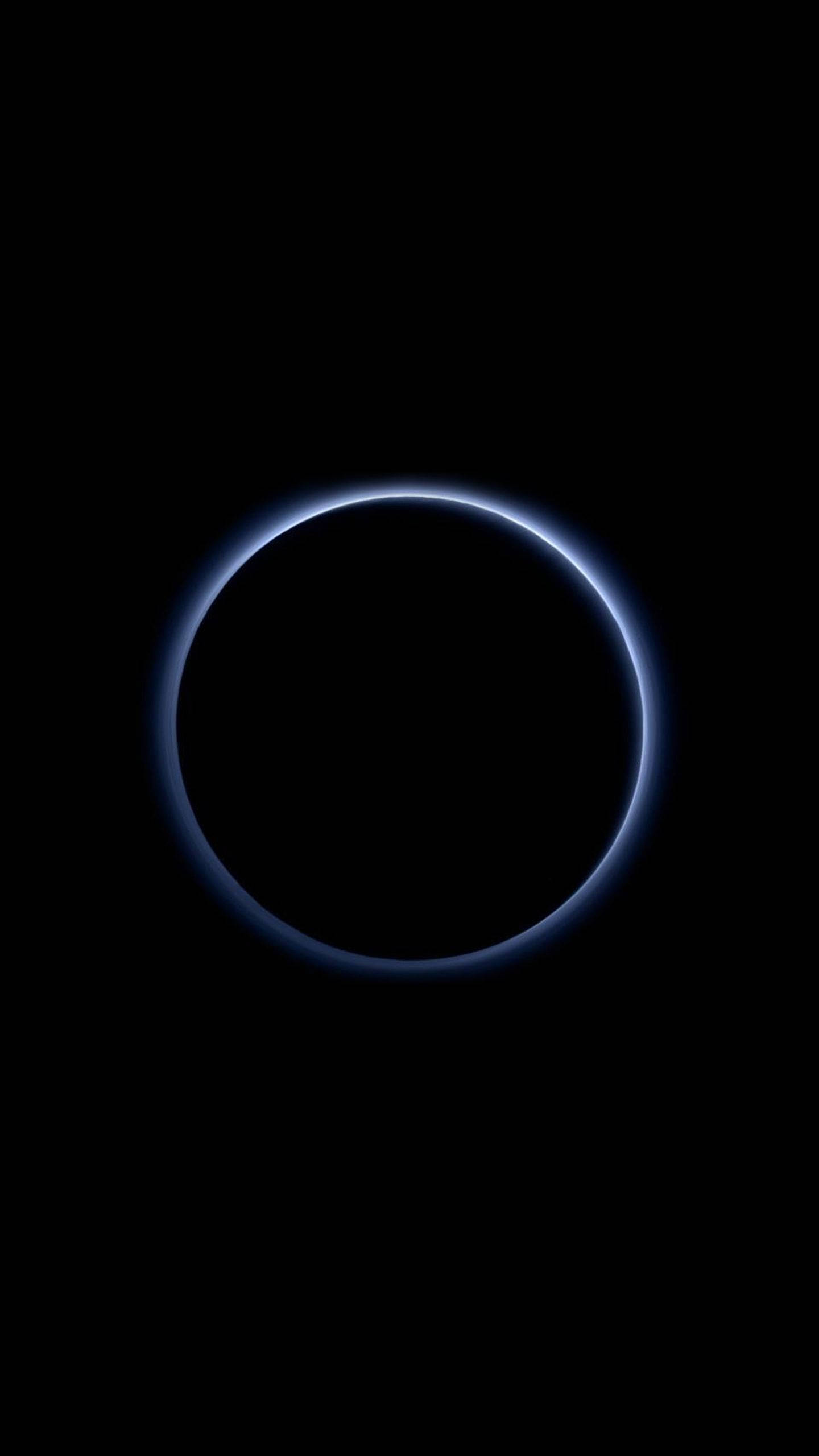Lansează-te într-o eclipsă de soare cu acest fond de ecran AMOLED Blue! Fundal