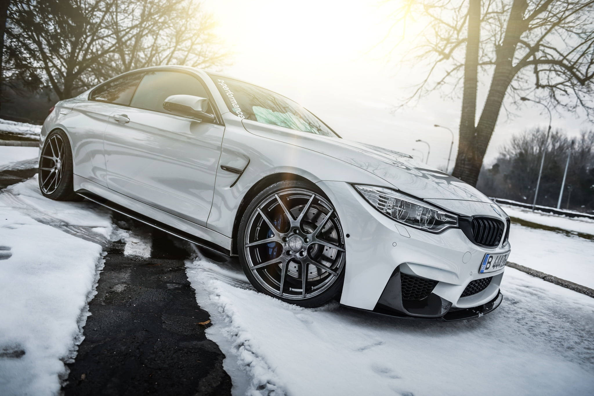 Laptop BMW M4 Alb Elegant Fundal