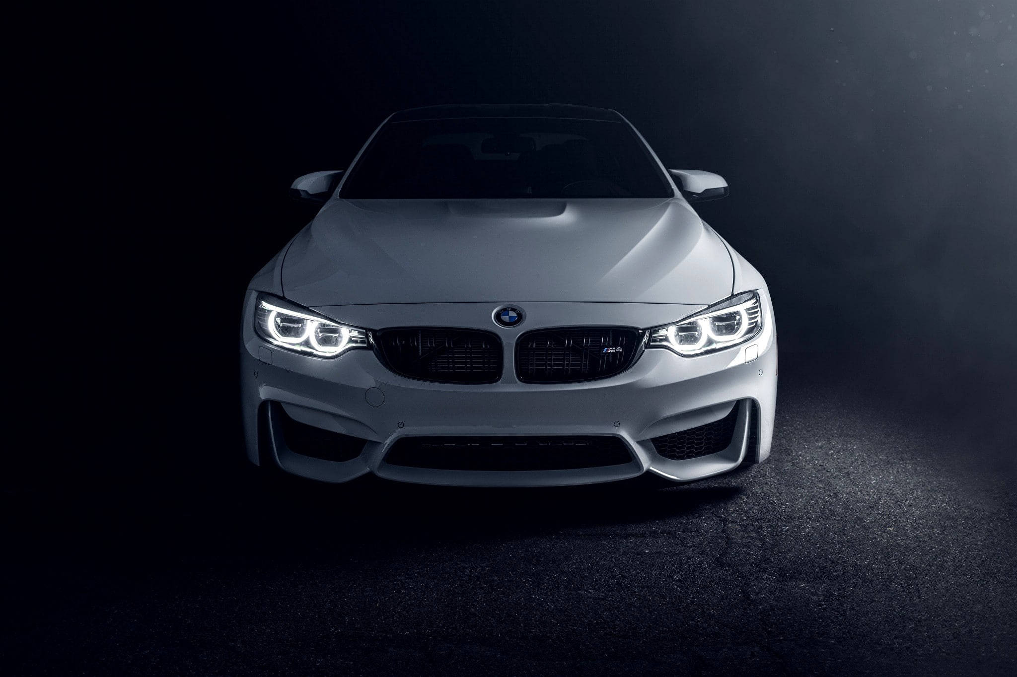 Laptop BMW M4 Alb Fundal