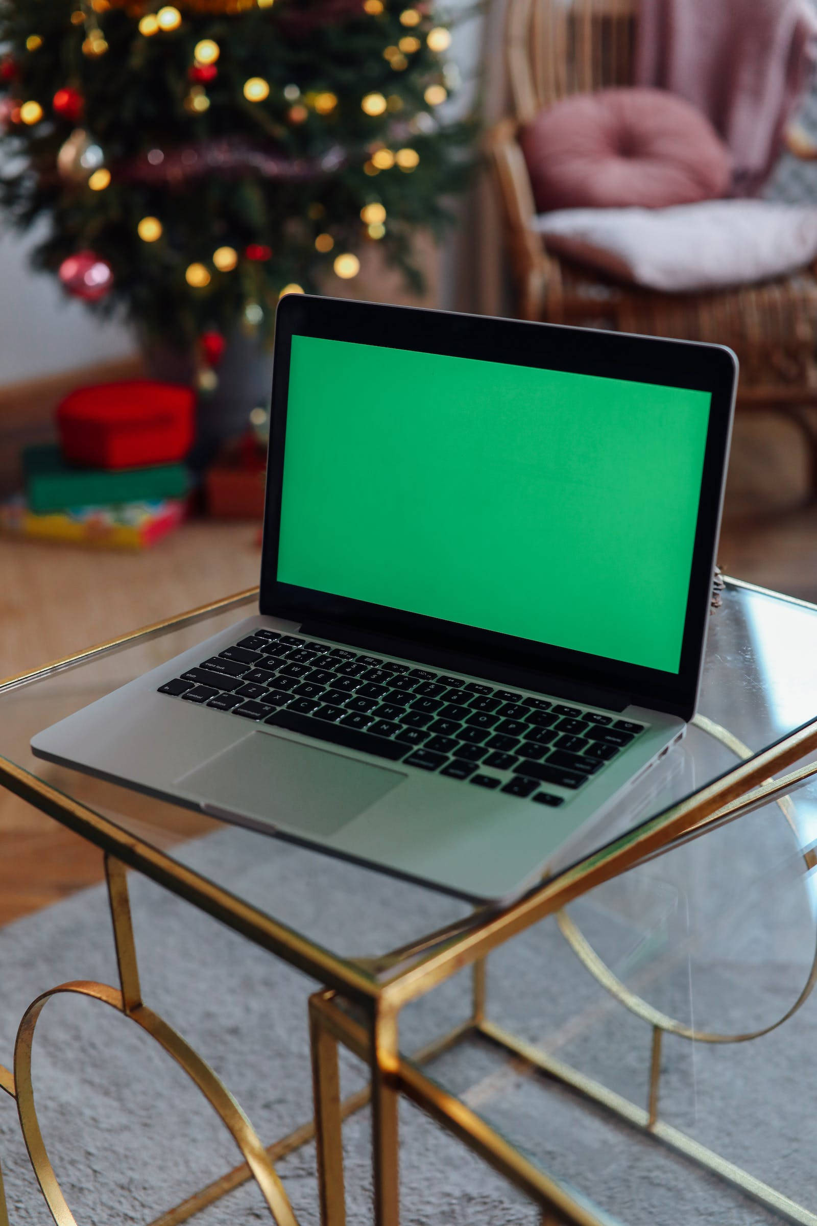 Laptop cu ecran verde pe o masă Fundal