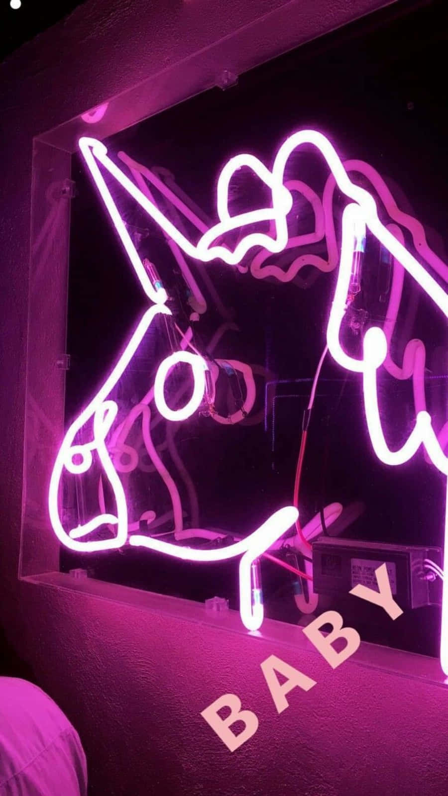 Lasă-ți esența interioară să strălucească și iluminează-te cu roz neon. Fundal
