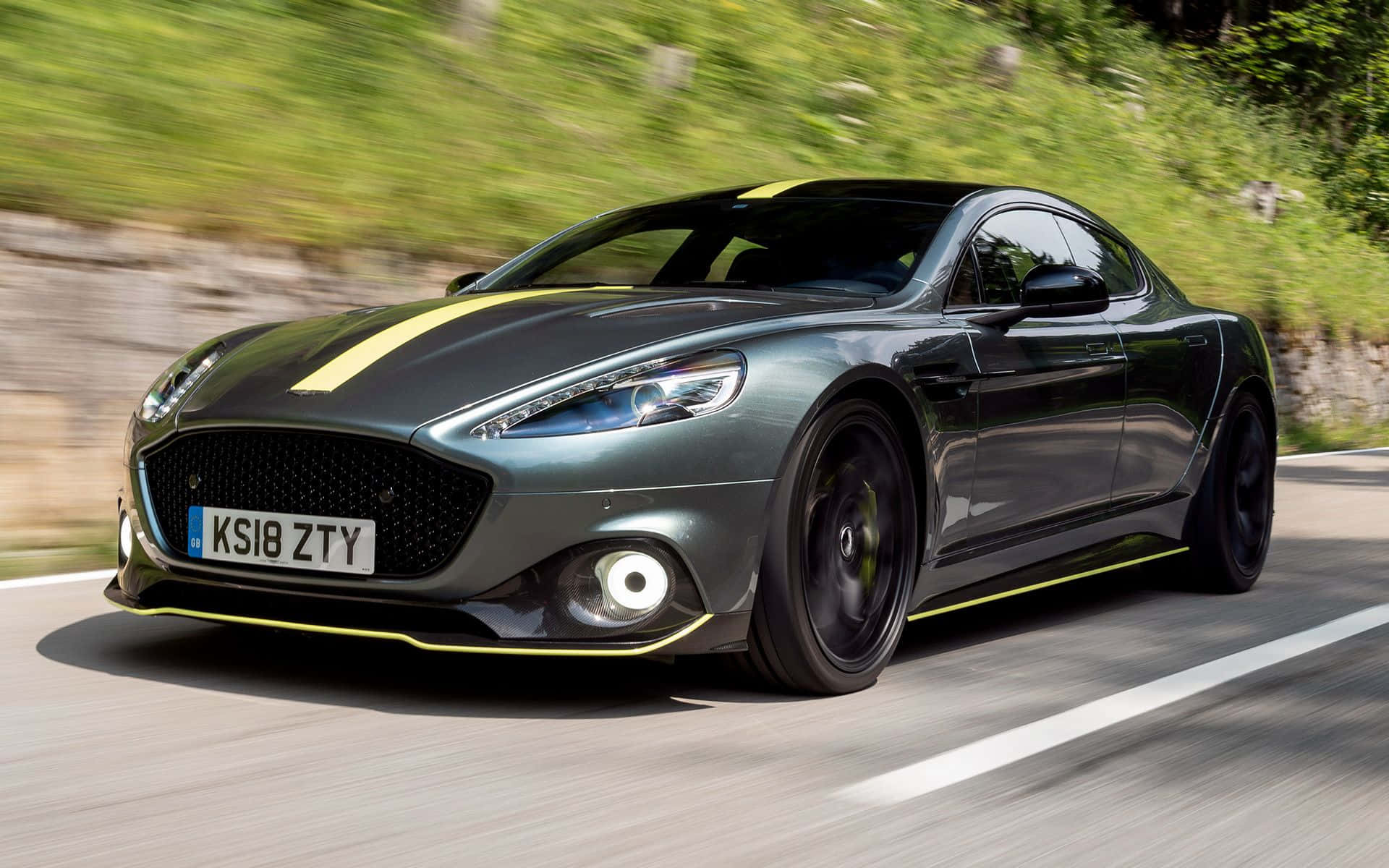 Legendă: Aston Martin Rapide S – O Fuziune între Putere și Lux Fundal