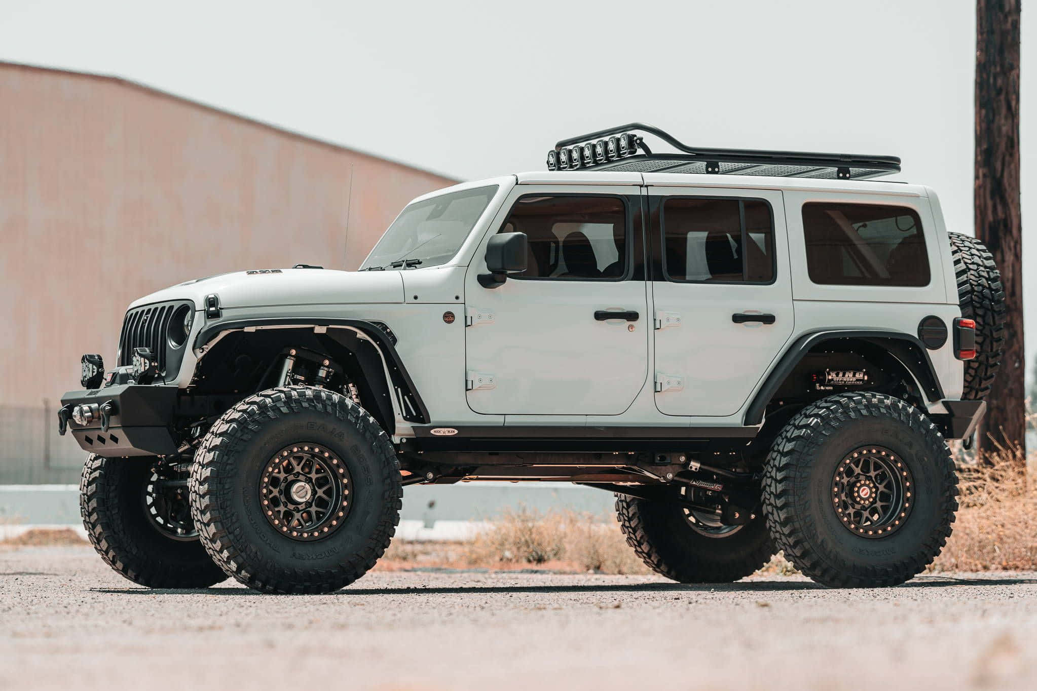 Legendă: Aventura off-road cu un SUV robust Fundal