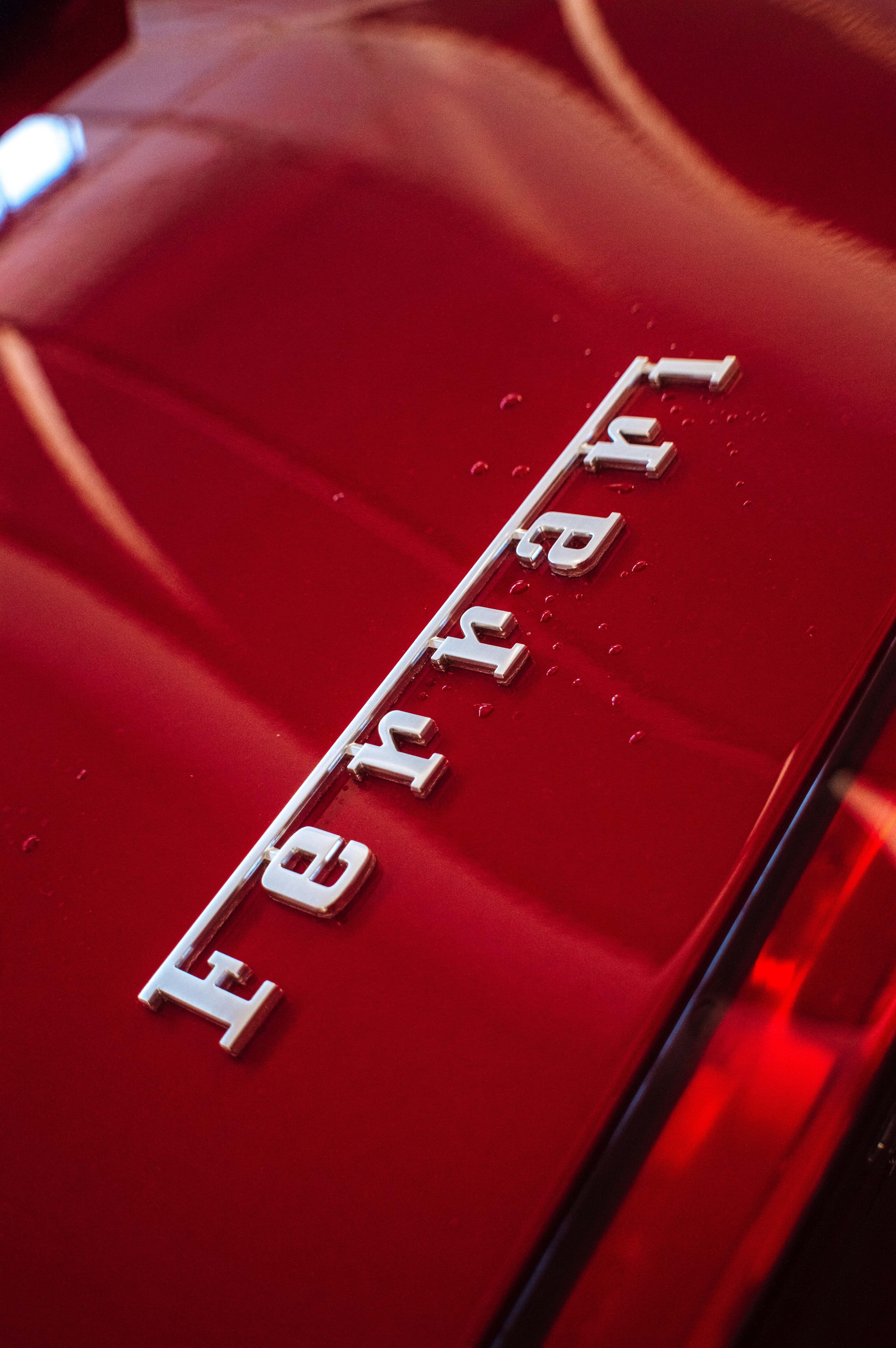 Legendă: „Ferrari Dream Machine - Puterea întâlnește Eleganța în Roșu Vibrant” Fundal