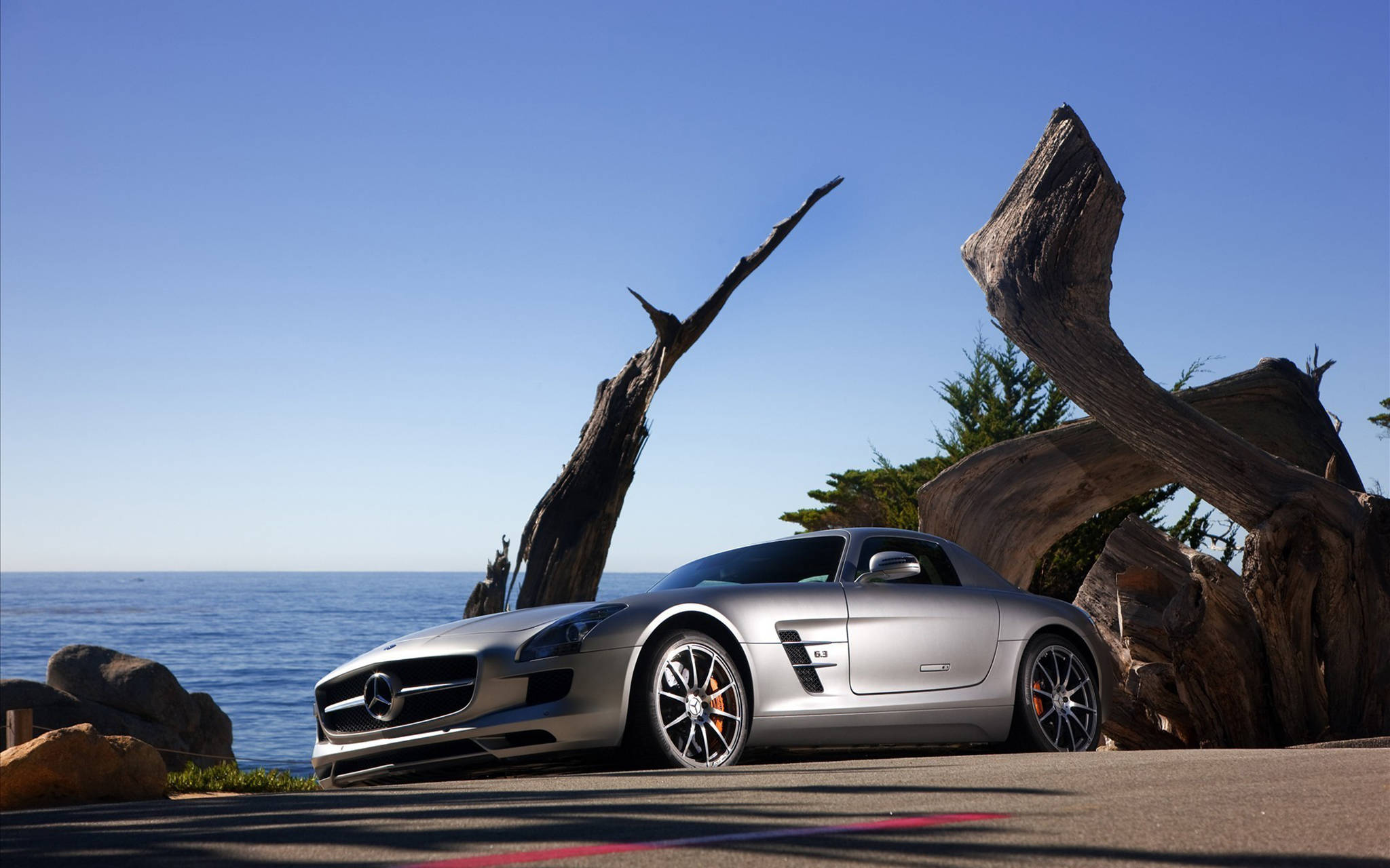 Legendă: Mercedes-Benz elegant – întruchiparea luxului Fundal