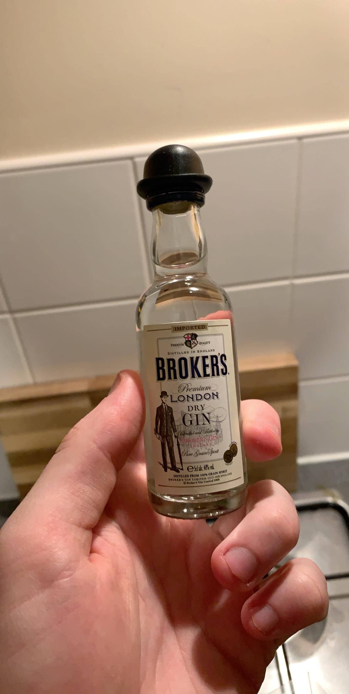 Legenda: Sticlă Miniature de Gin Brokers Fundal