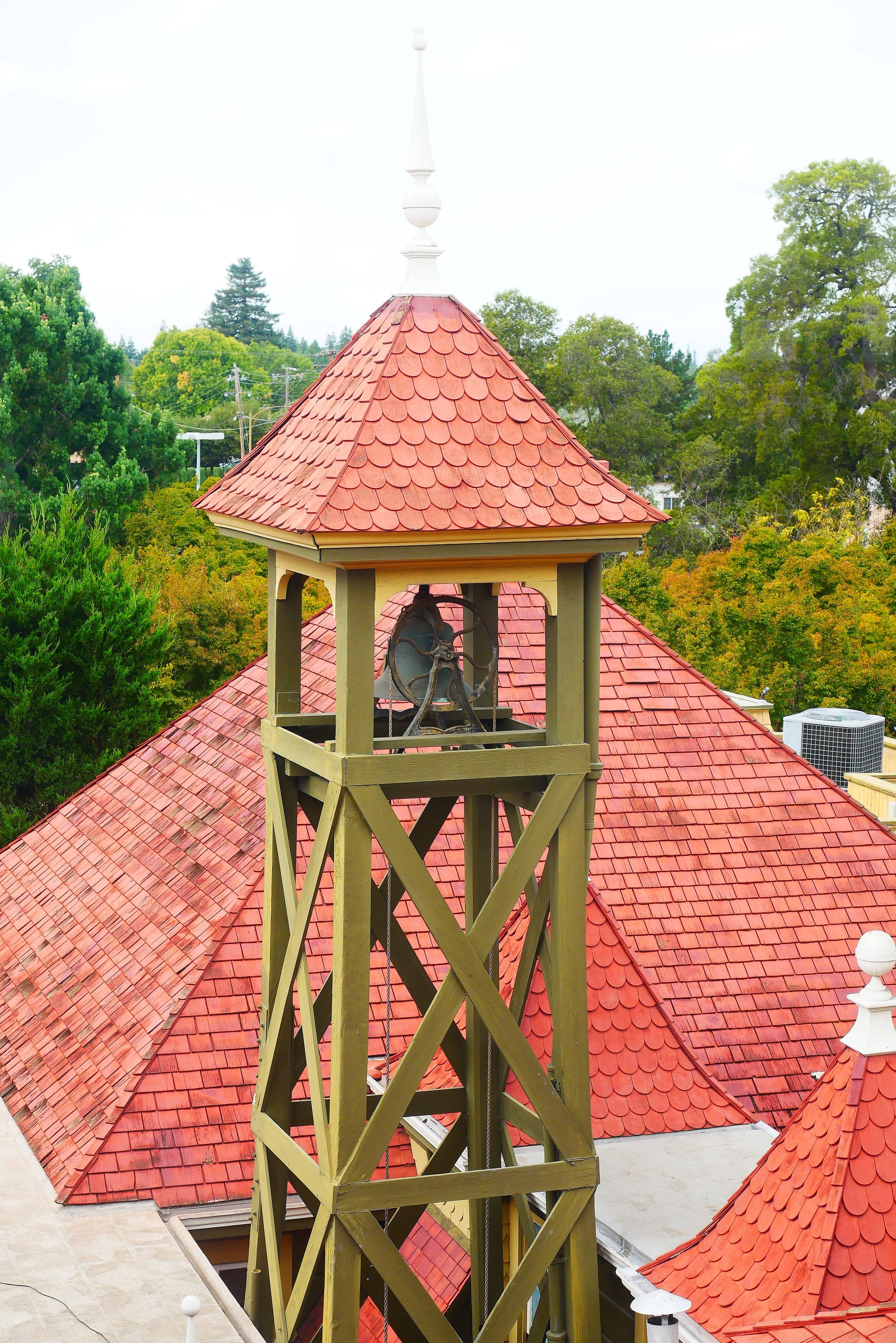 Legendă: Turnul iconic al Winchester Mystery House Fundal