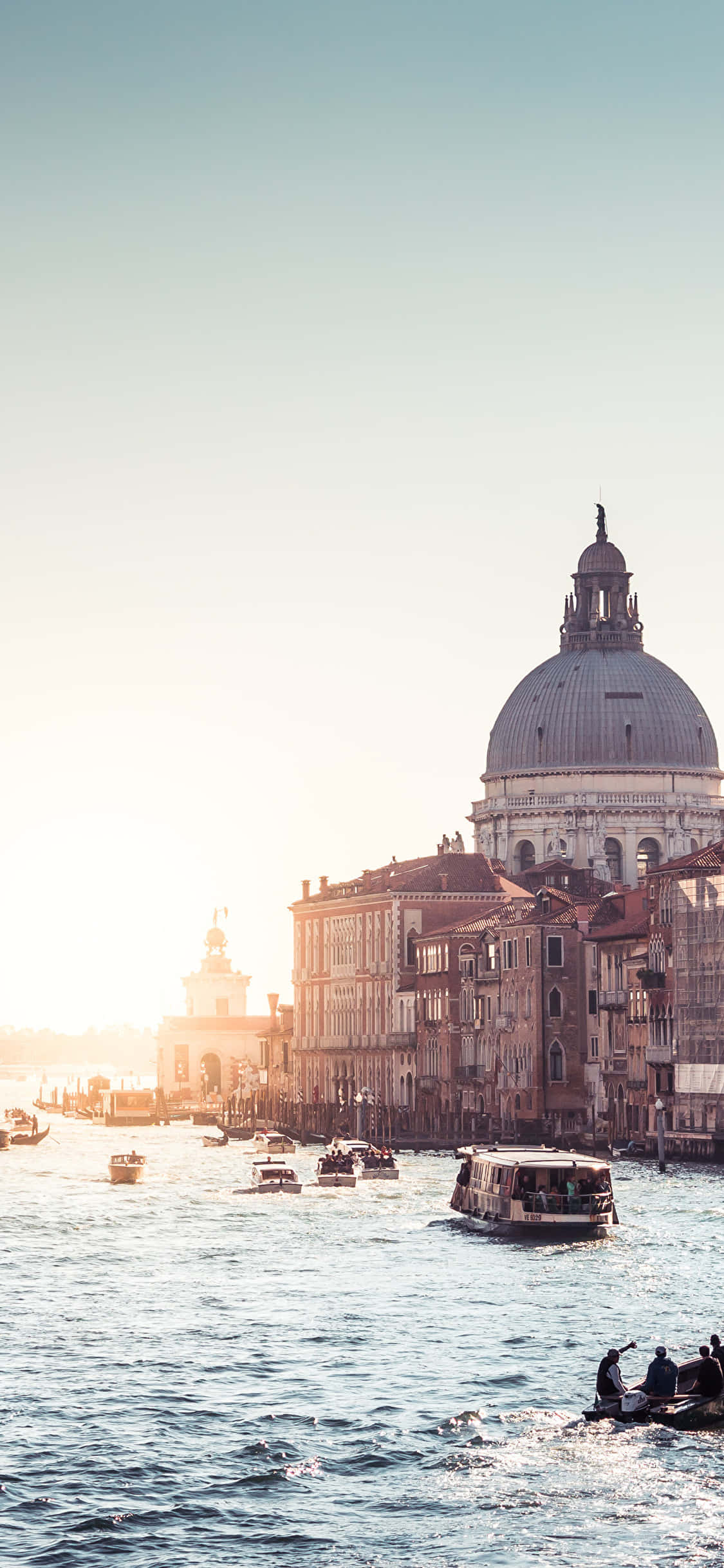 Legendă: Vedere panoramică a frumoasei Cetăți a Romei, Italia. Fundal