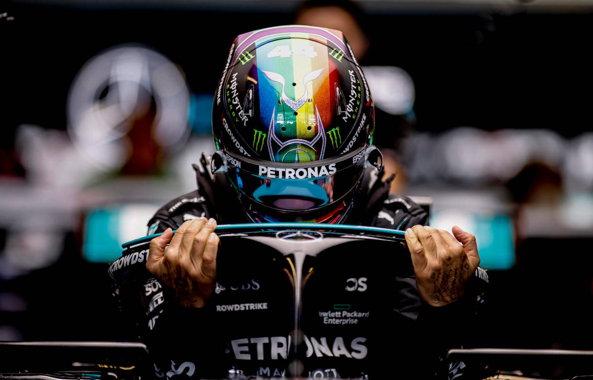 Lewis Hamilton ieșind din halo Fundal