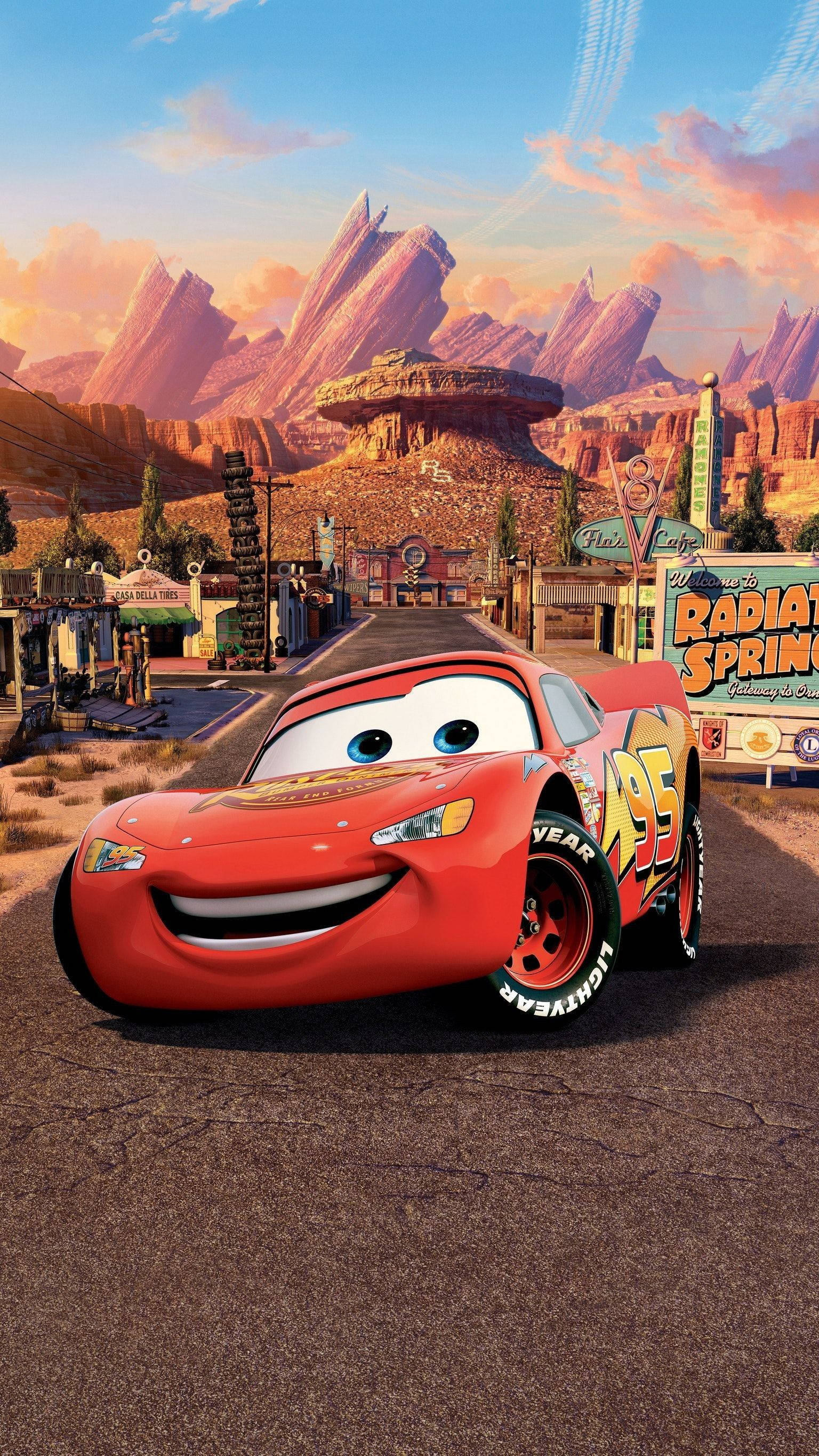 Lightning McQueen cu peisaj montan în fundal