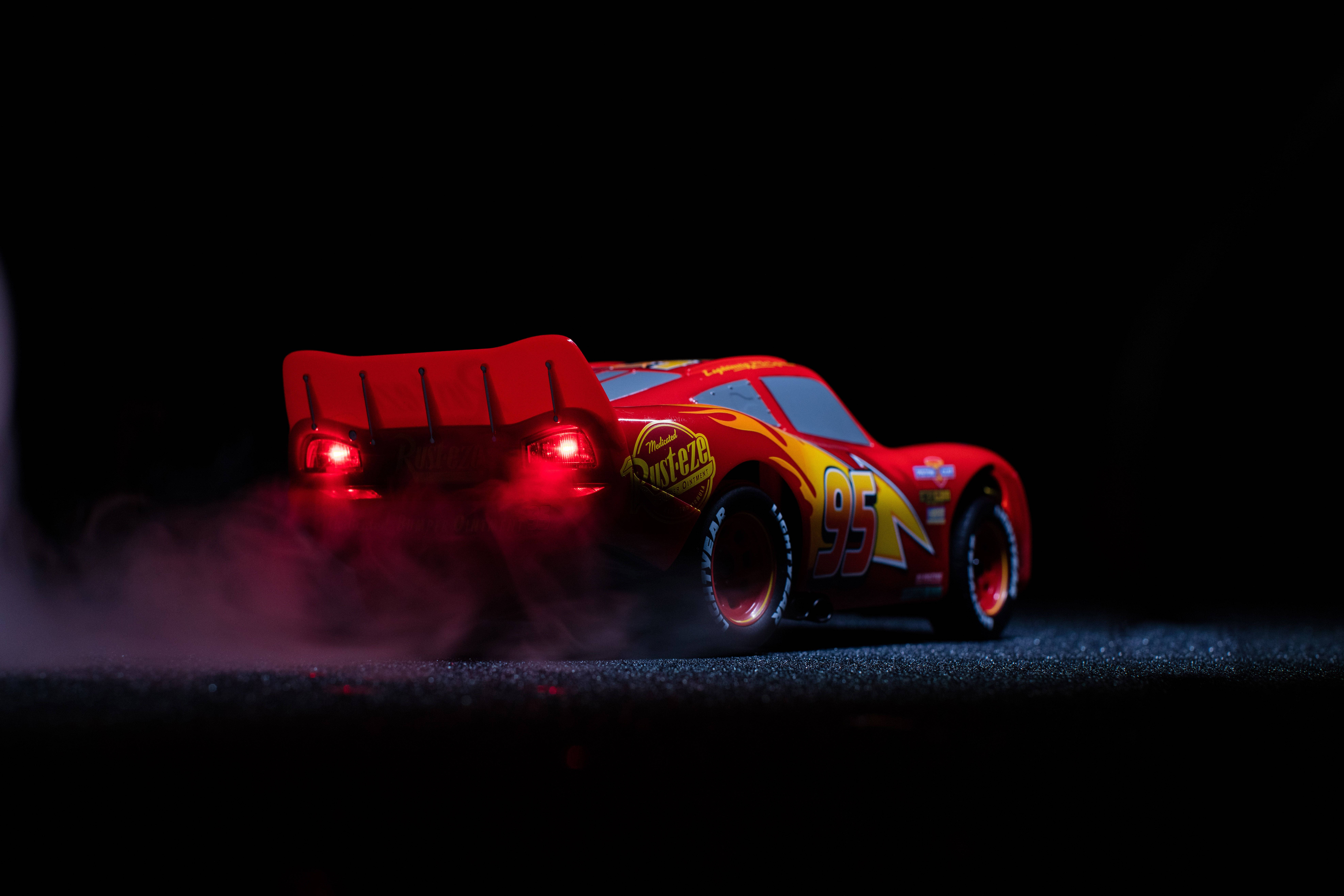 Lightning McQueen din Cars 3 Disney 4K Ultra Wide Fundal