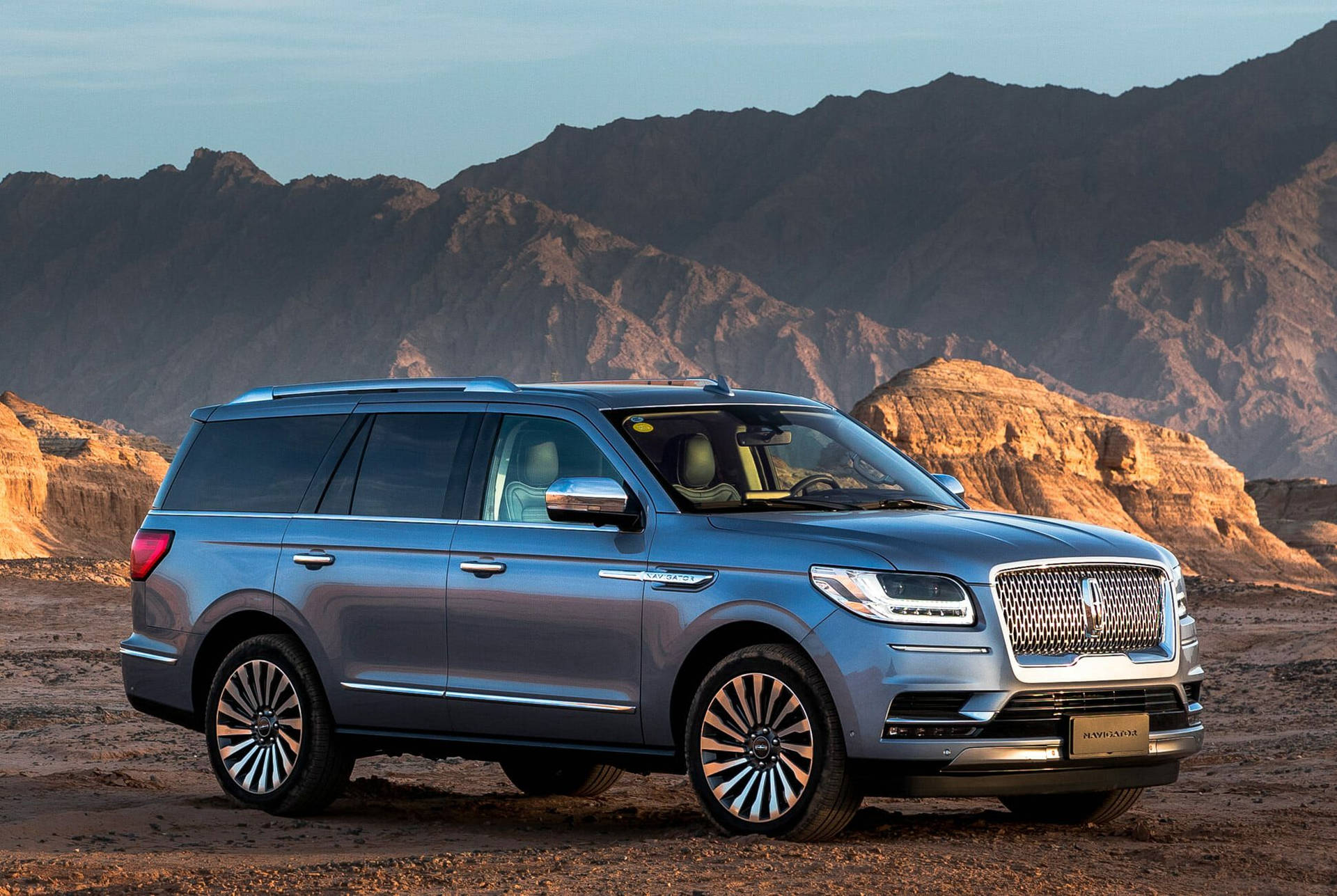 Lincoln Navigator 2018 pe Versantul Muntelui — Mașini cool Fundal