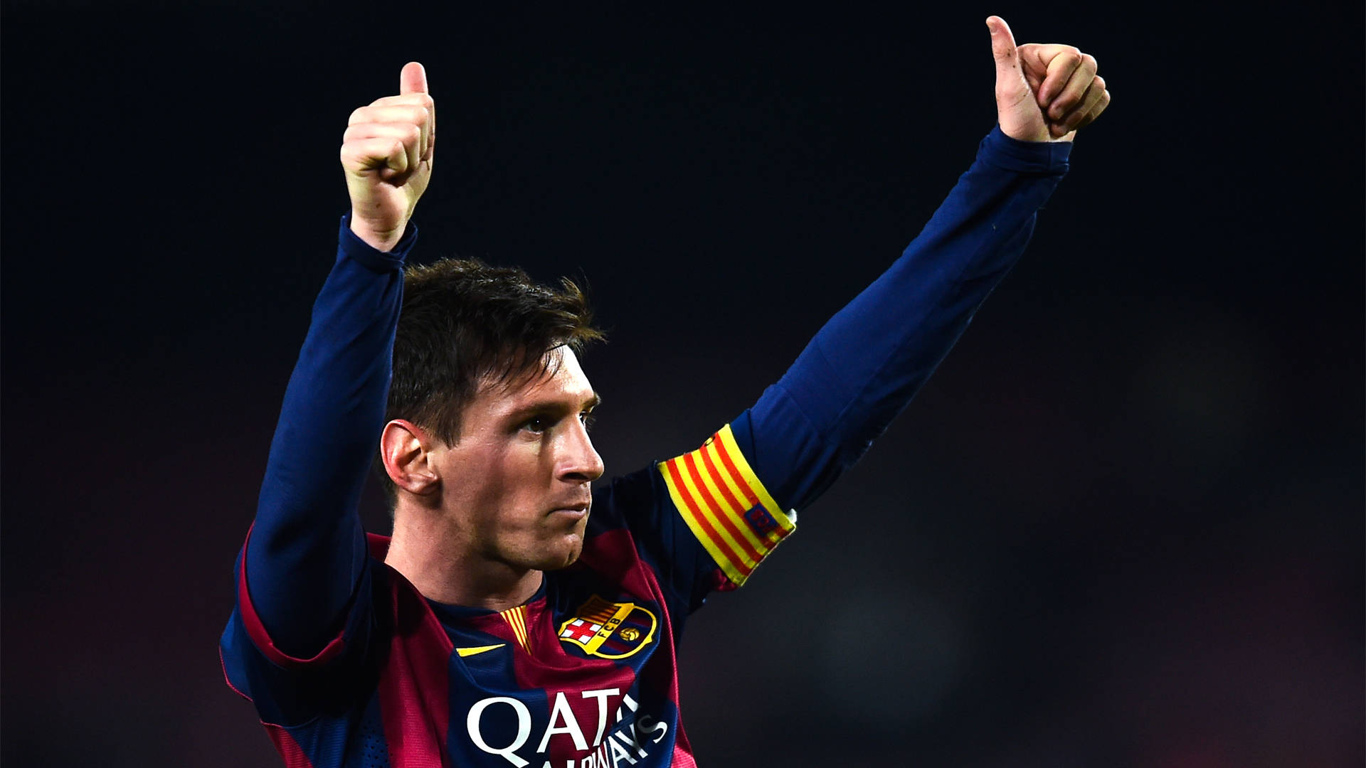 Lionel Messi cu două degete ridicate în semn de aprobare Fundal
