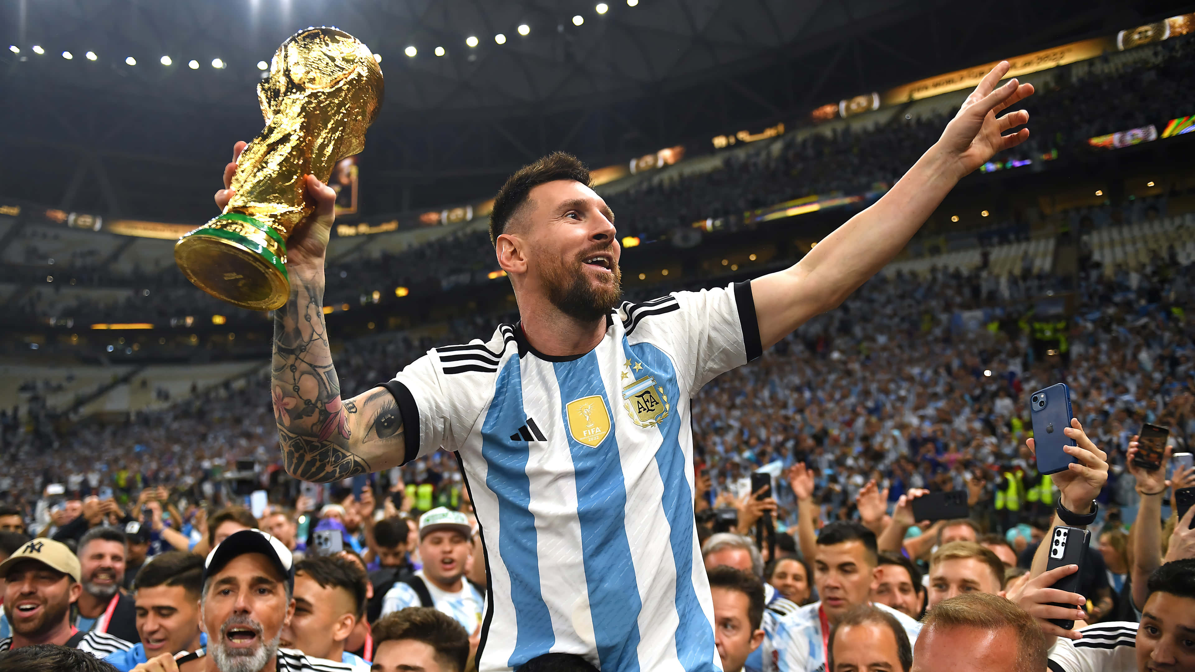 Lionel Messi driblează în jurul fundașului pentru gol. Fundal