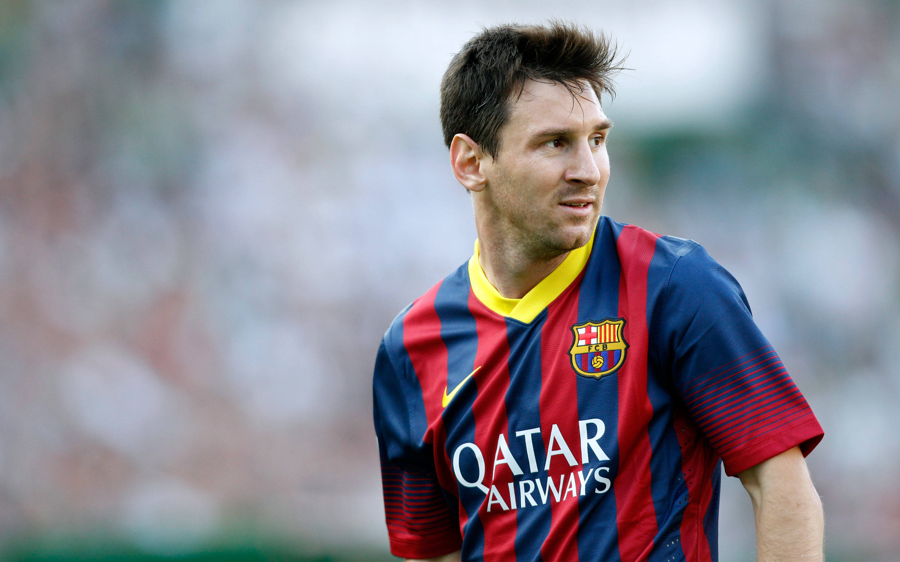 Lionel Messi în timpul unui meci al Barcelonei, echipa pe care o numește acasă Fundal