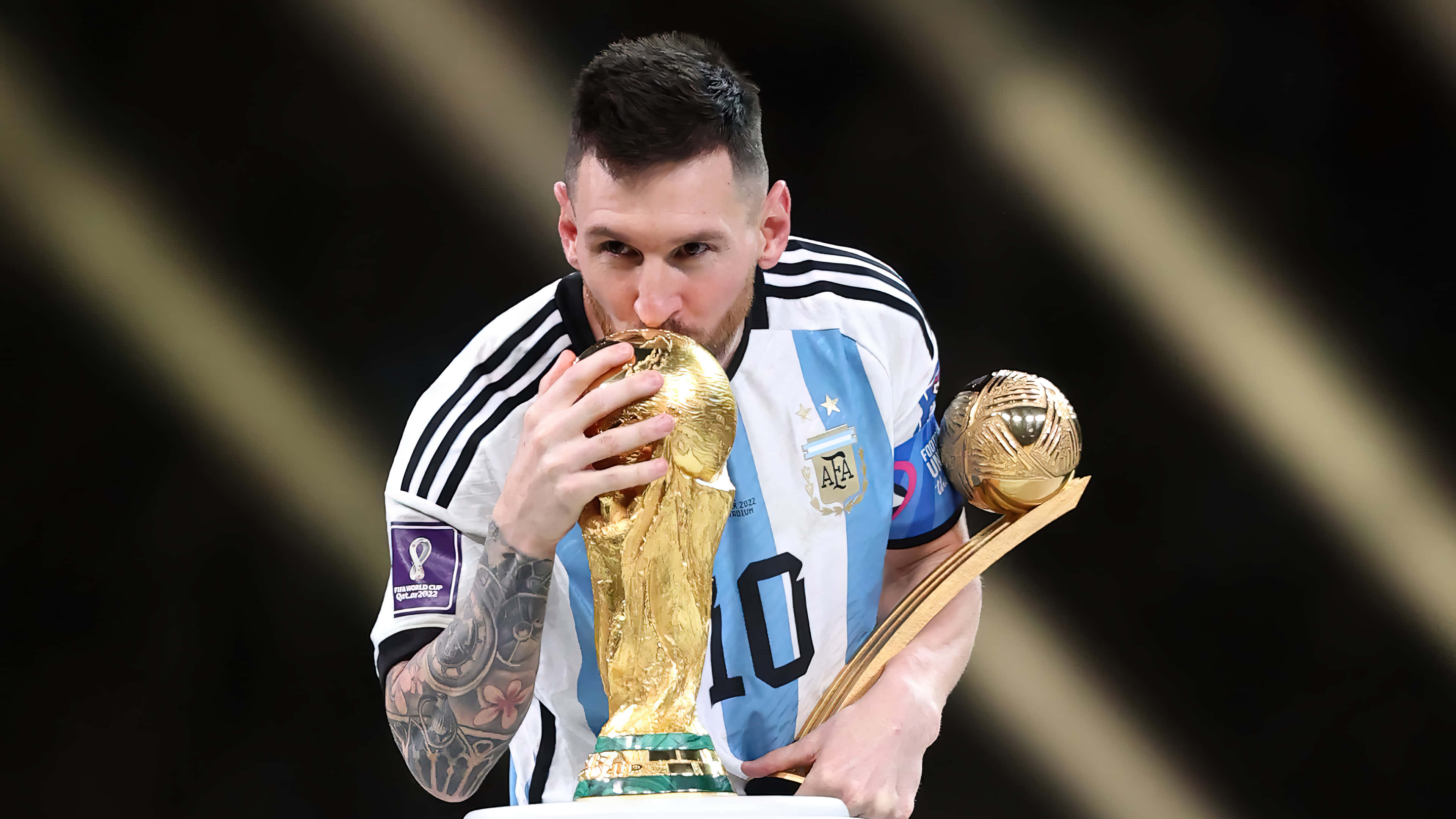 Lionel Messi oferă o nouă sărbătoare spectaculoasă după un gol. Fundal