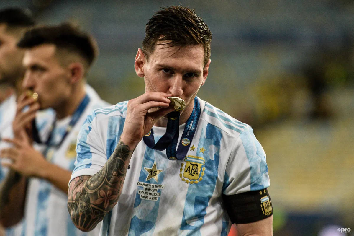 Lionel Messi ținând medalia Copa America 2021 Fundal