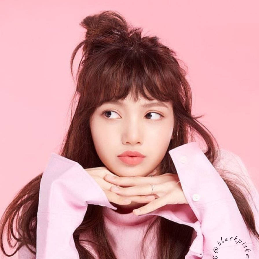 Wallpaper Blackpink cu Lisa în bluză roz pe perete roz-pastel — Blackpink Fundal
