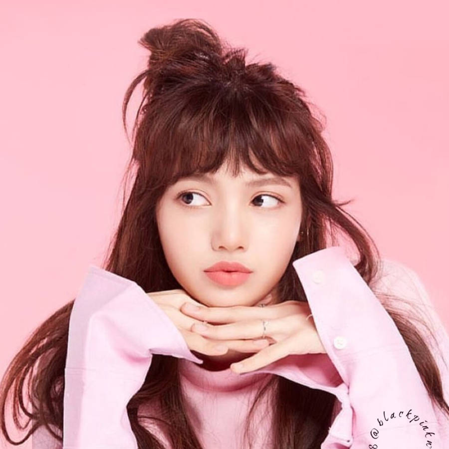 Lisa de la Blackpink, vibrantă și uimitoare în roz Fundal