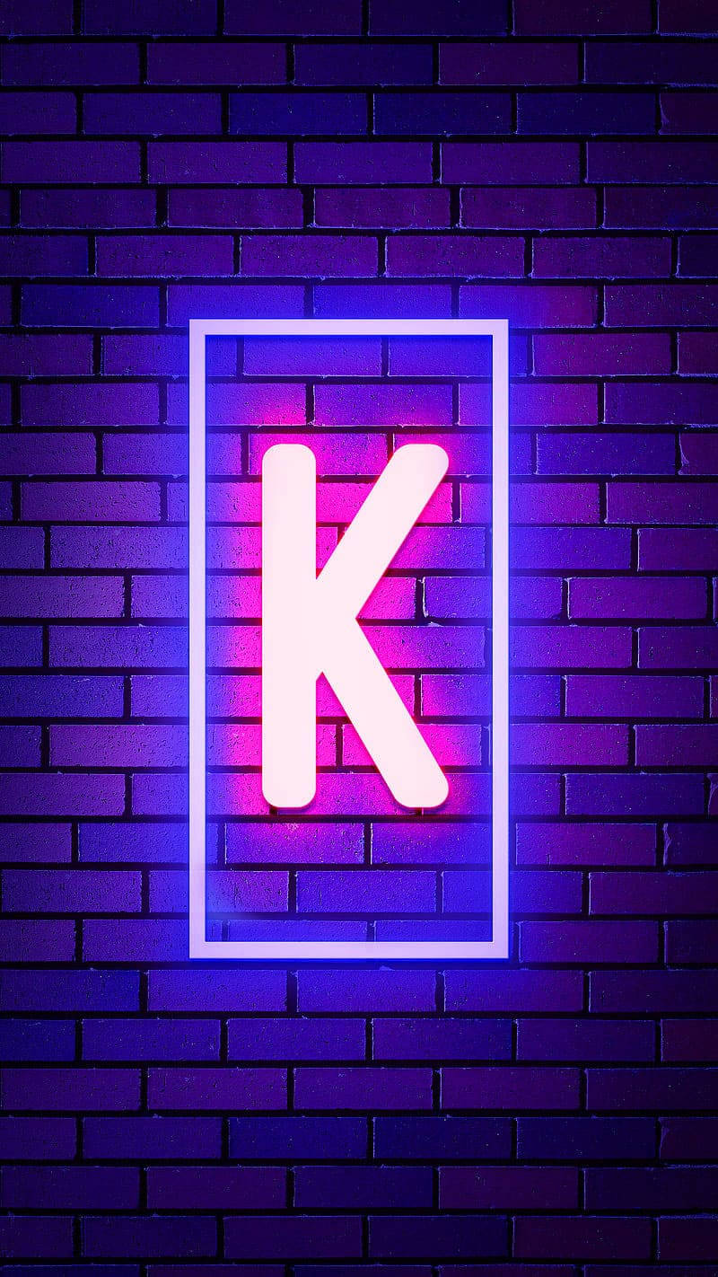 Litera K luminoasă neon pentru nume Fundal